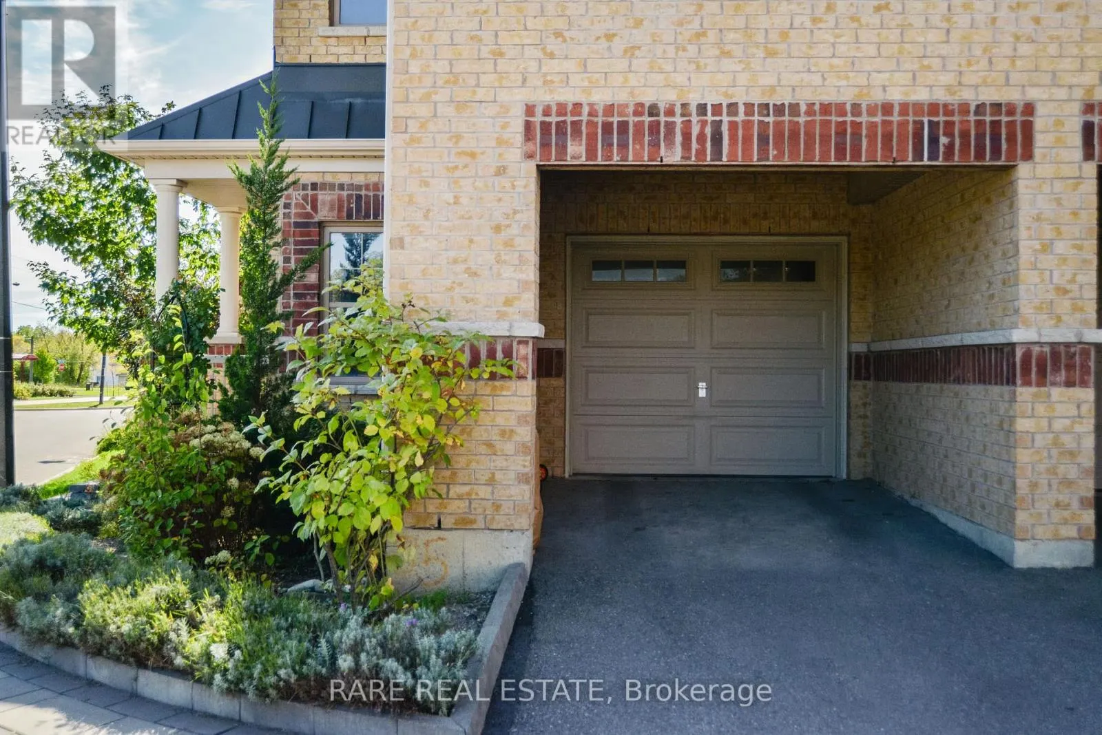 35 - 10 PORTER AVENUE W