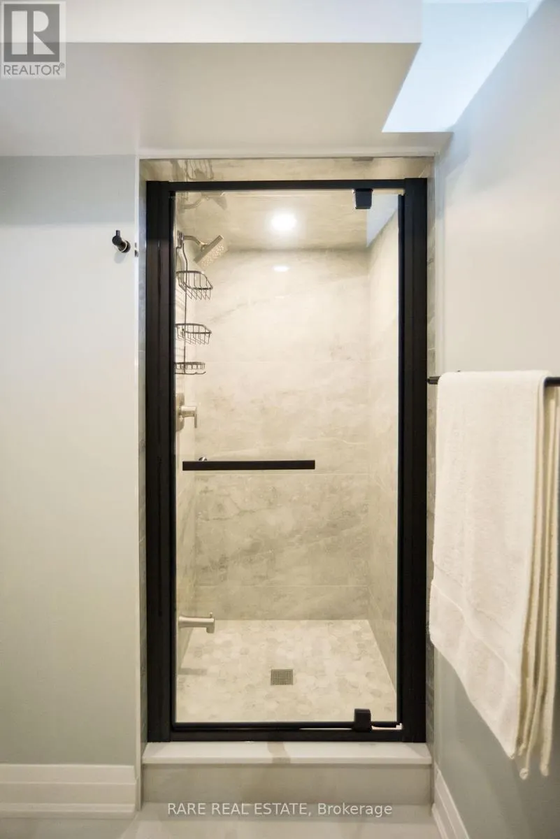 35 - 10 PORTER AVENUE W