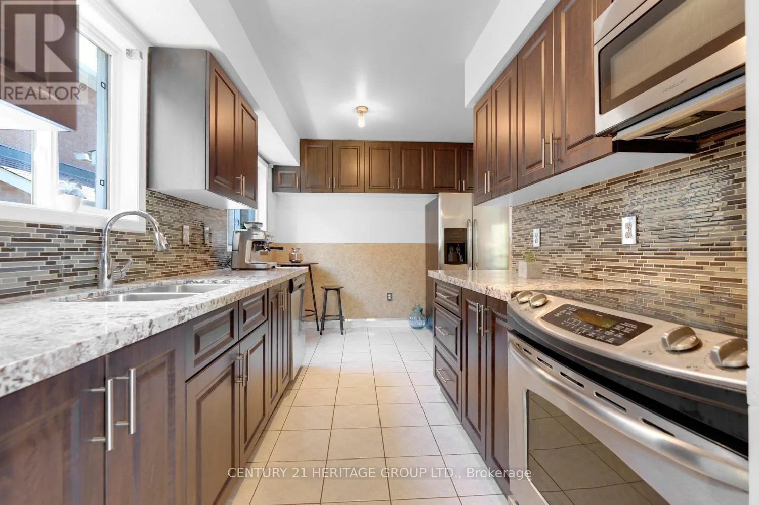 UPPER - 431 CARRUTHERS AVENUE