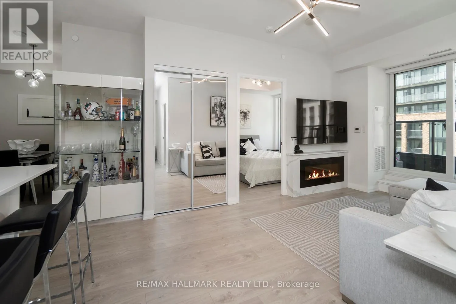 729 - 99 EAGLE ROCK WAY