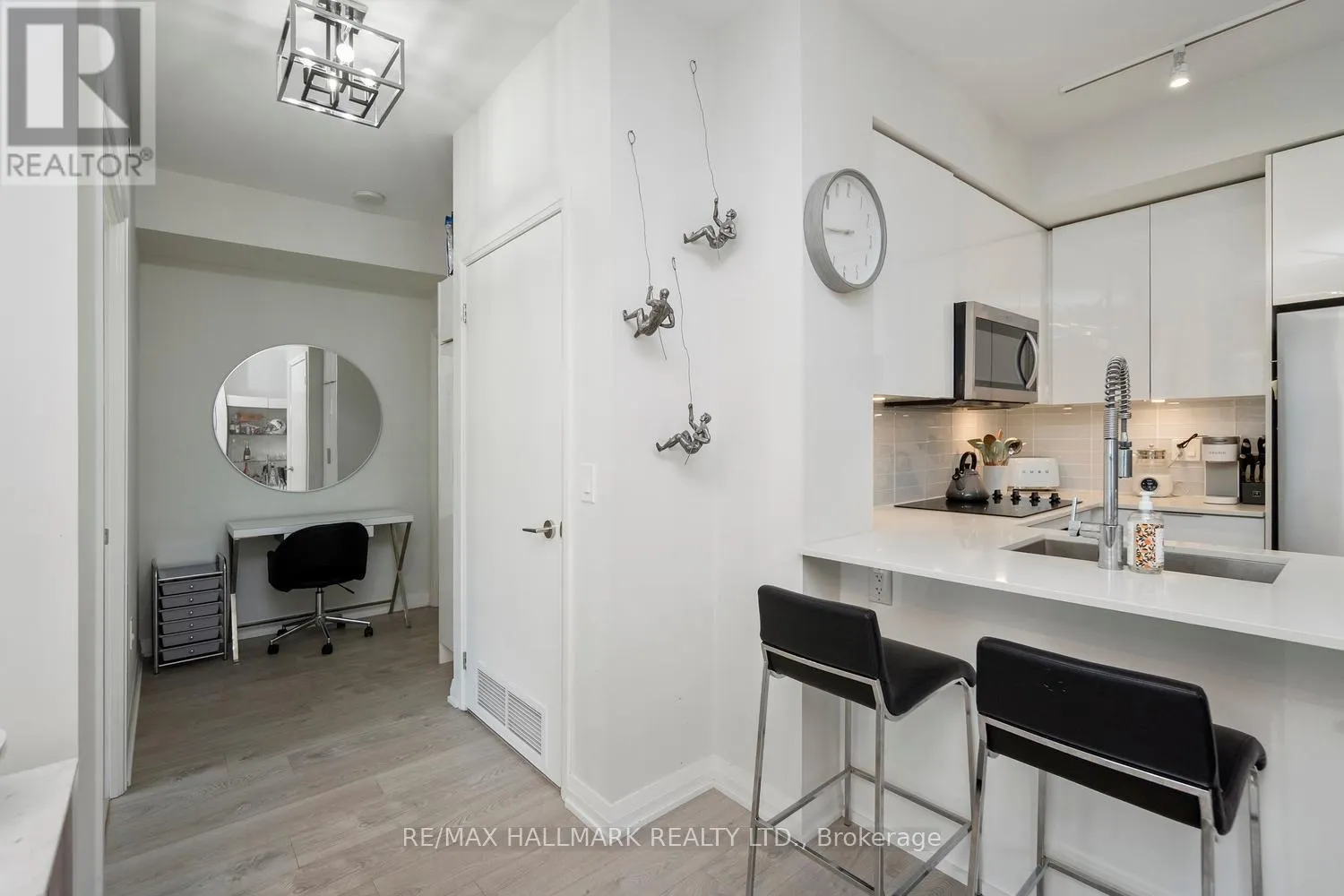 729 - 99 EAGLE ROCK WAY