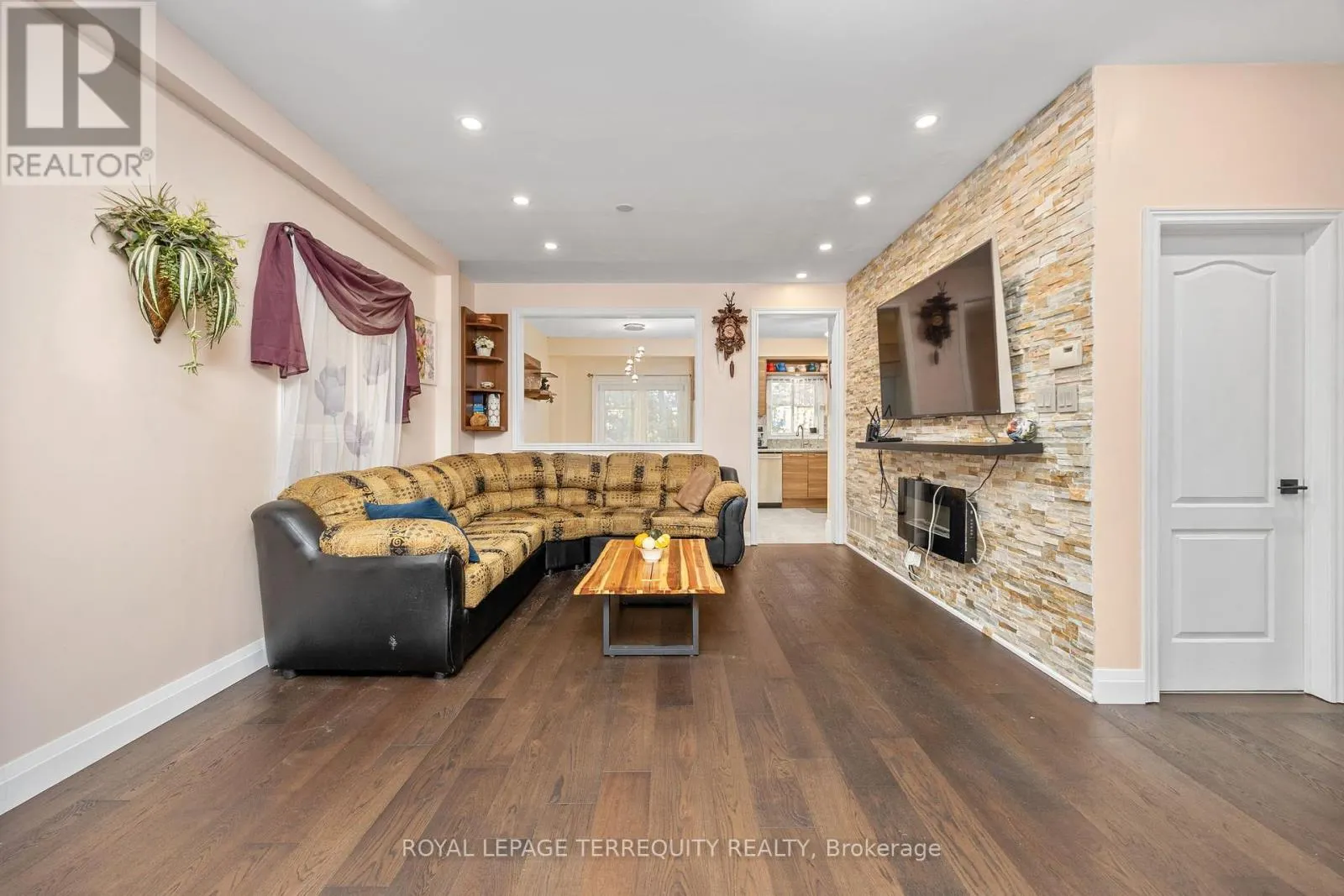 111 ENGLISH OAK DRIVE