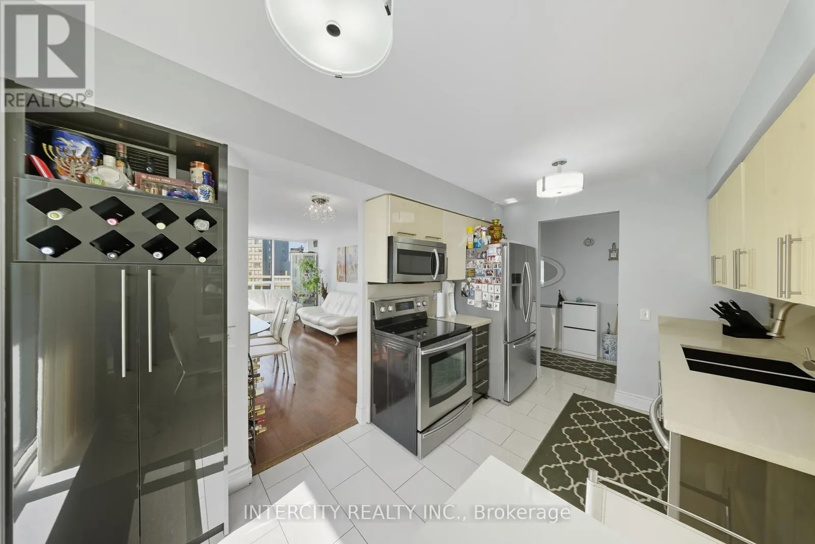 PH208 - 81 TOWNSGATE DRIVE