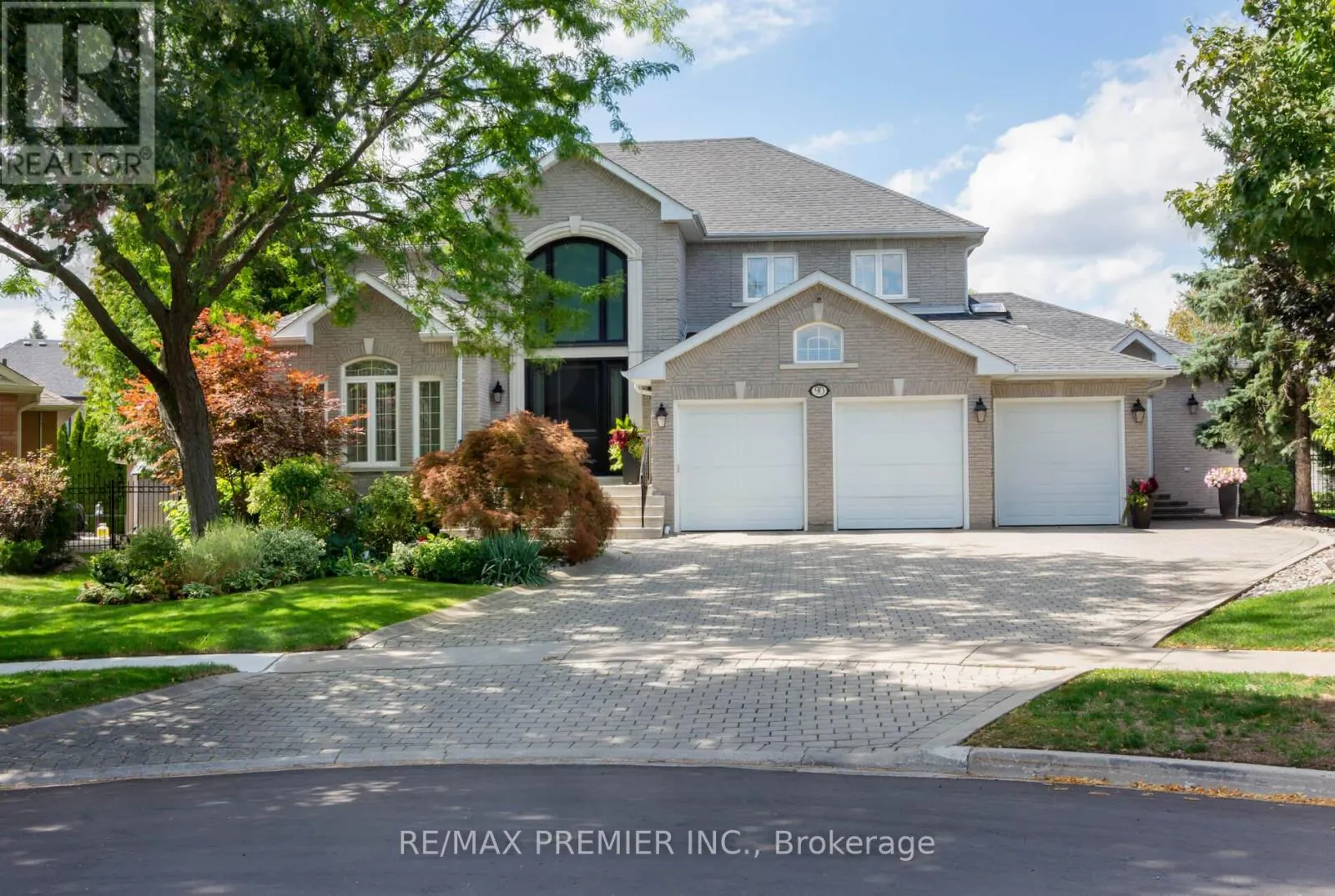 90 SHAMROCK CRESCENT