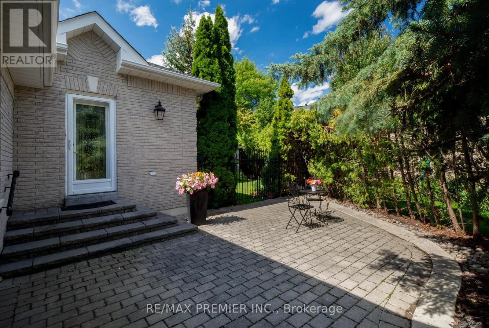 90 SHAMROCK CRESCENT