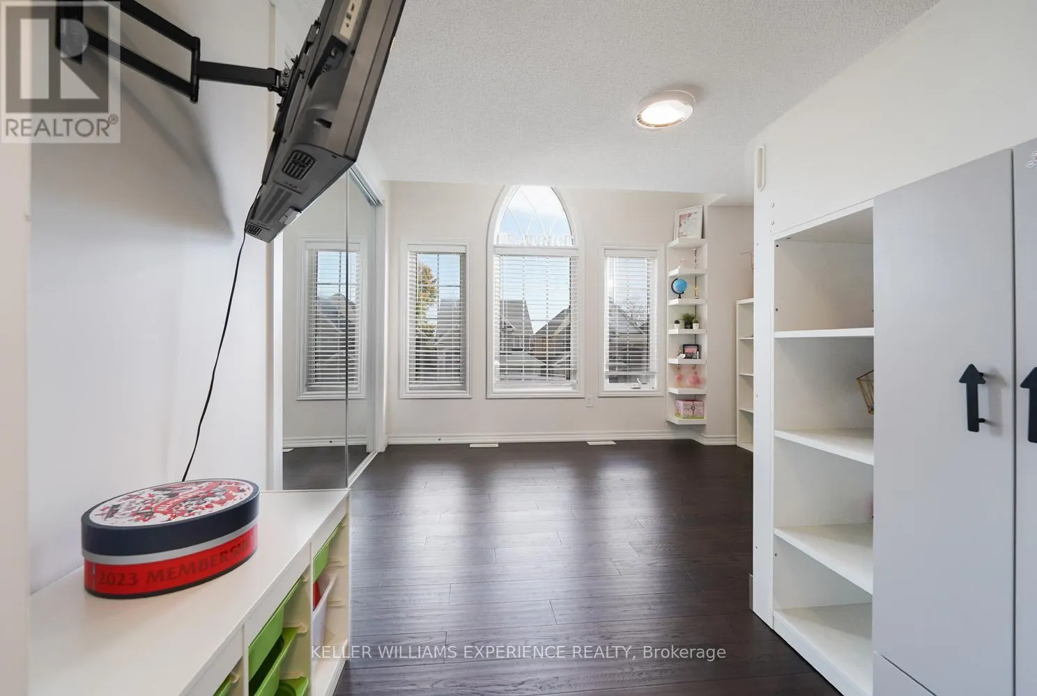 2199 DAWSON CRESCENT W