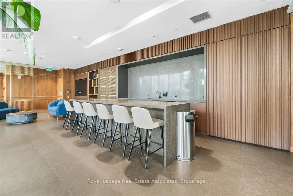 6112 - 950 PORTAGE PARKWAY