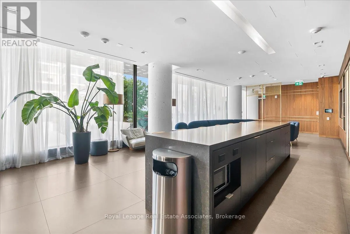 6112 - 950 PORTAGE PARKWAY