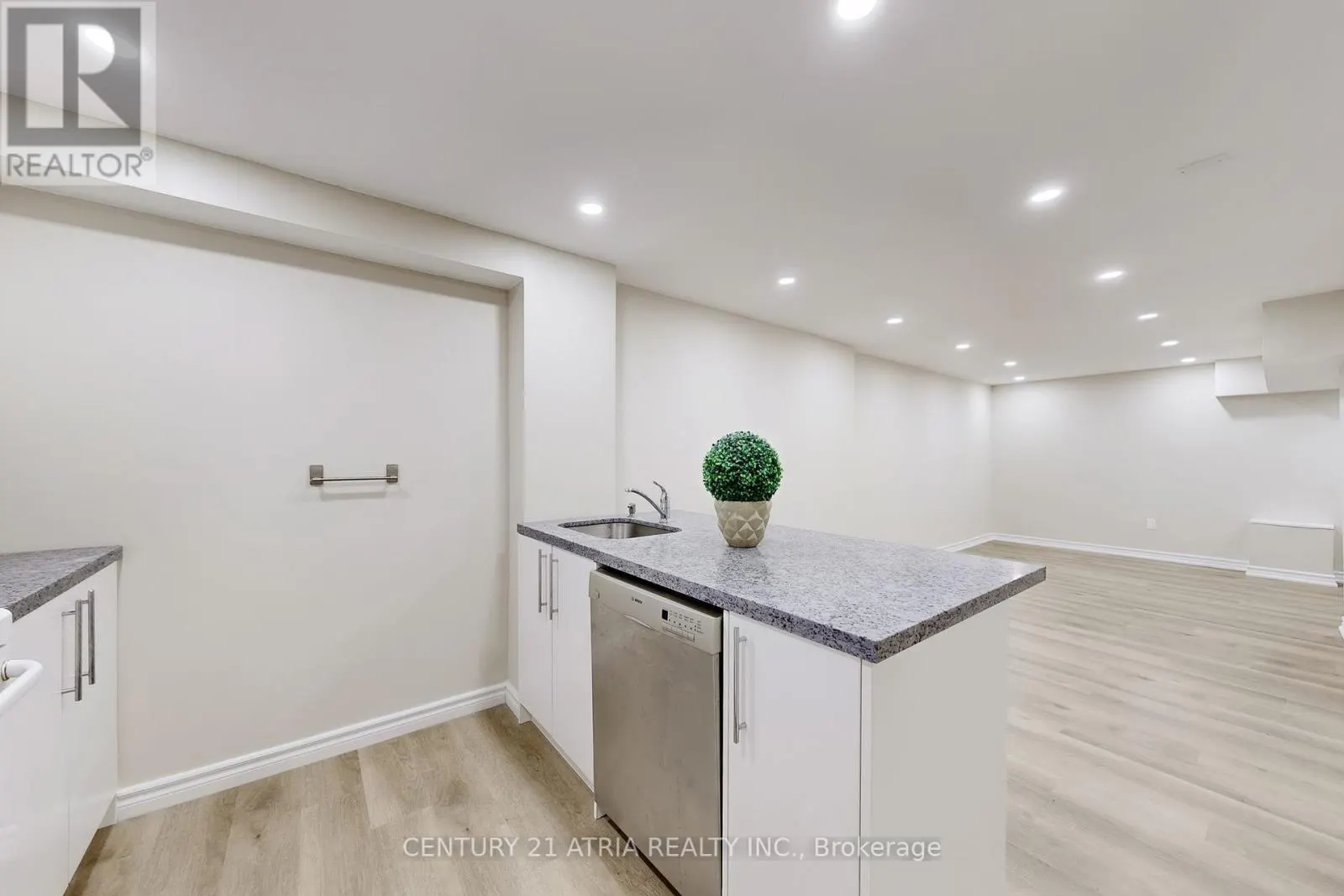 60 STEEPLEVIEW CRESCENT