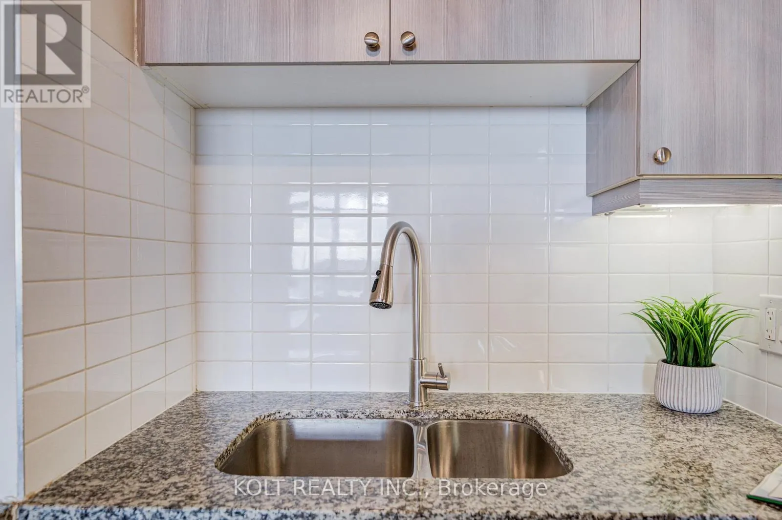 PH1013 - 24 WOODSTREAM BOULEVARD