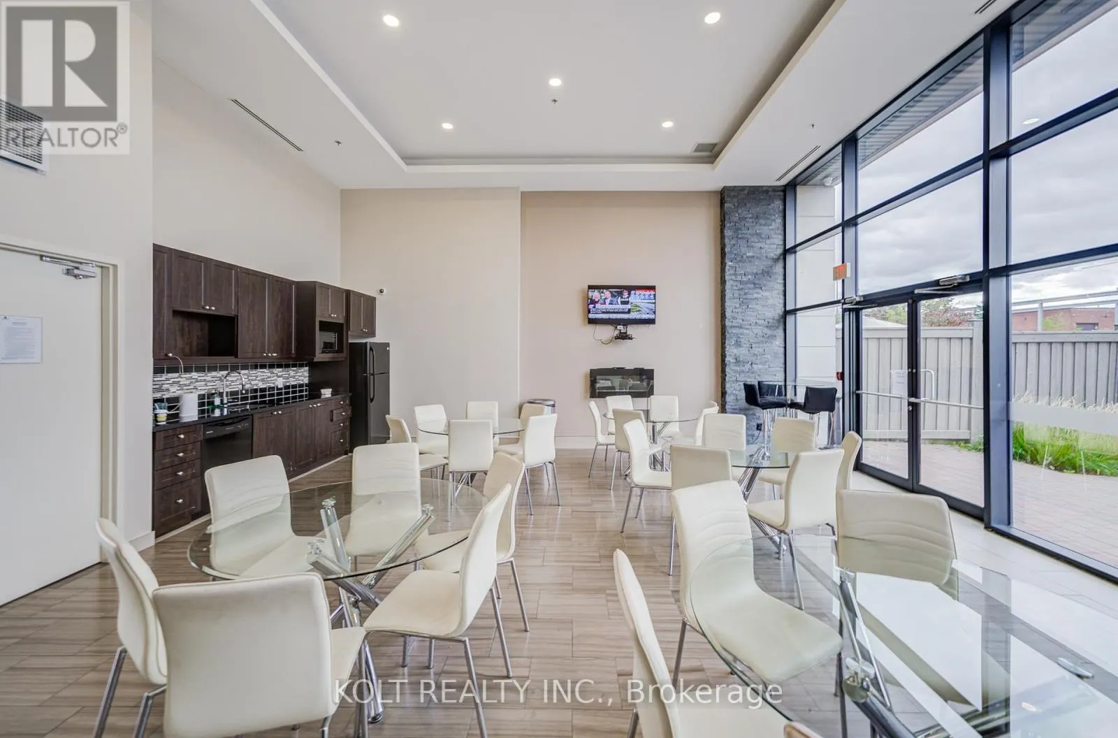 PH1013 - 24 WOODSTREAM BOULEVARD