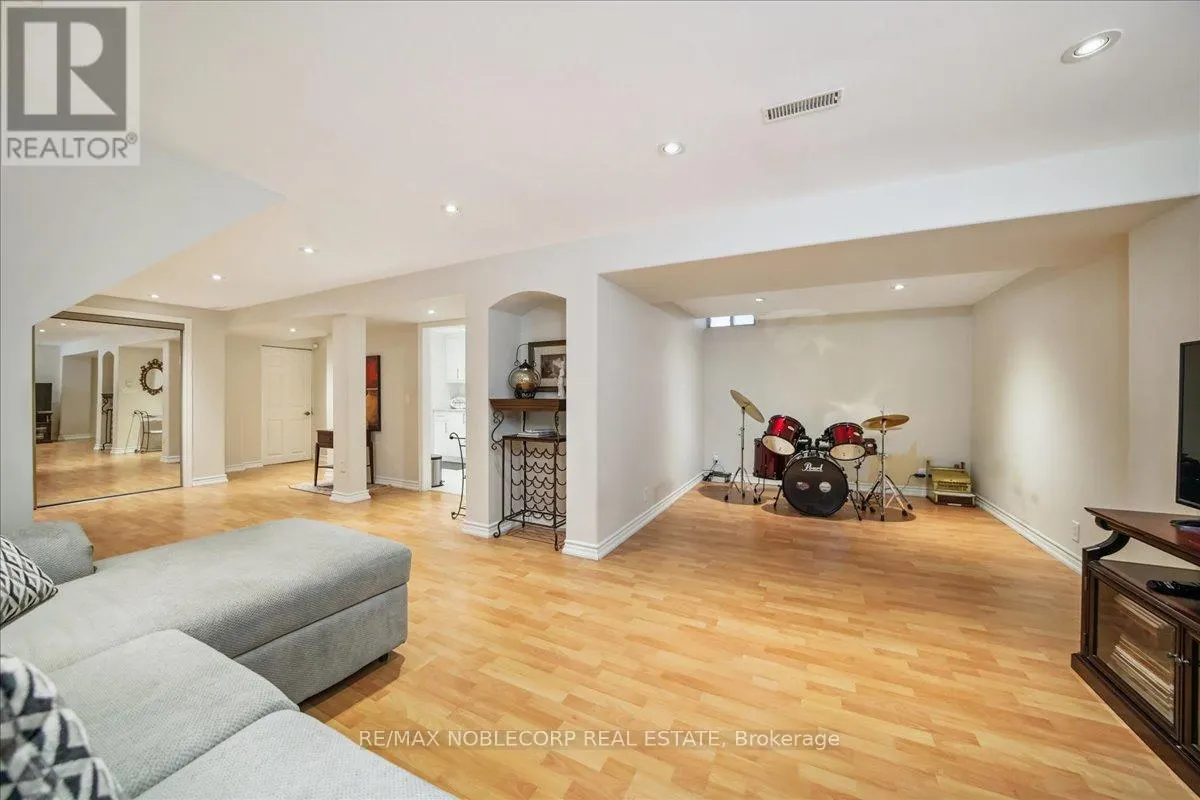 31 MOUNTFIELD CRESCENT