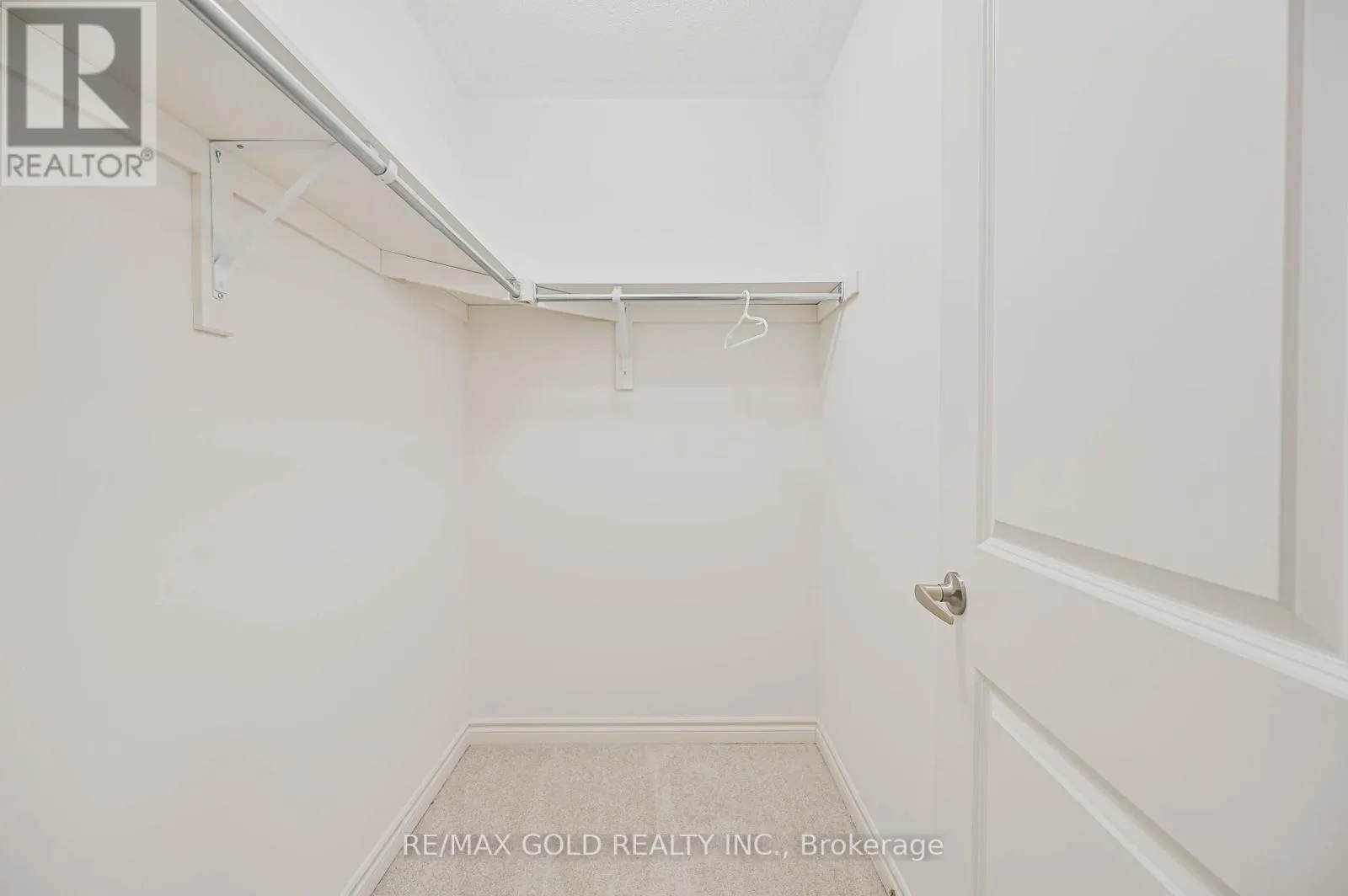 15 SANDHILL CRESCENT
