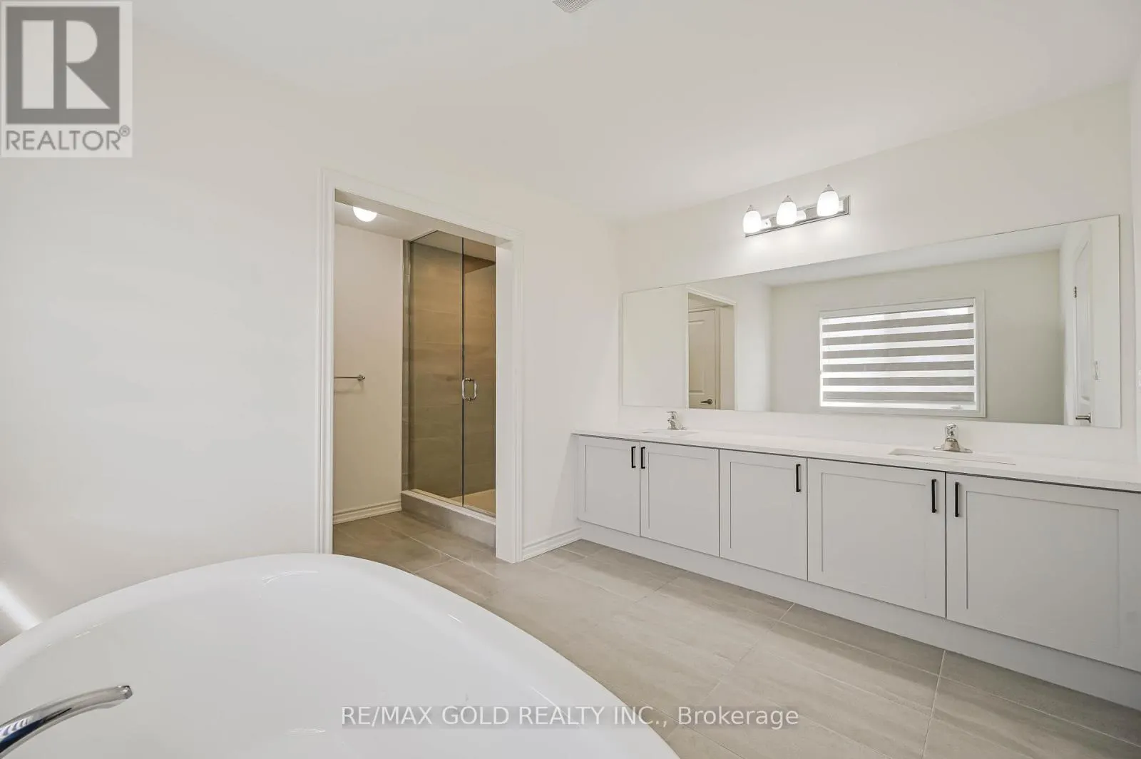 15 SANDHILL CRESCENT