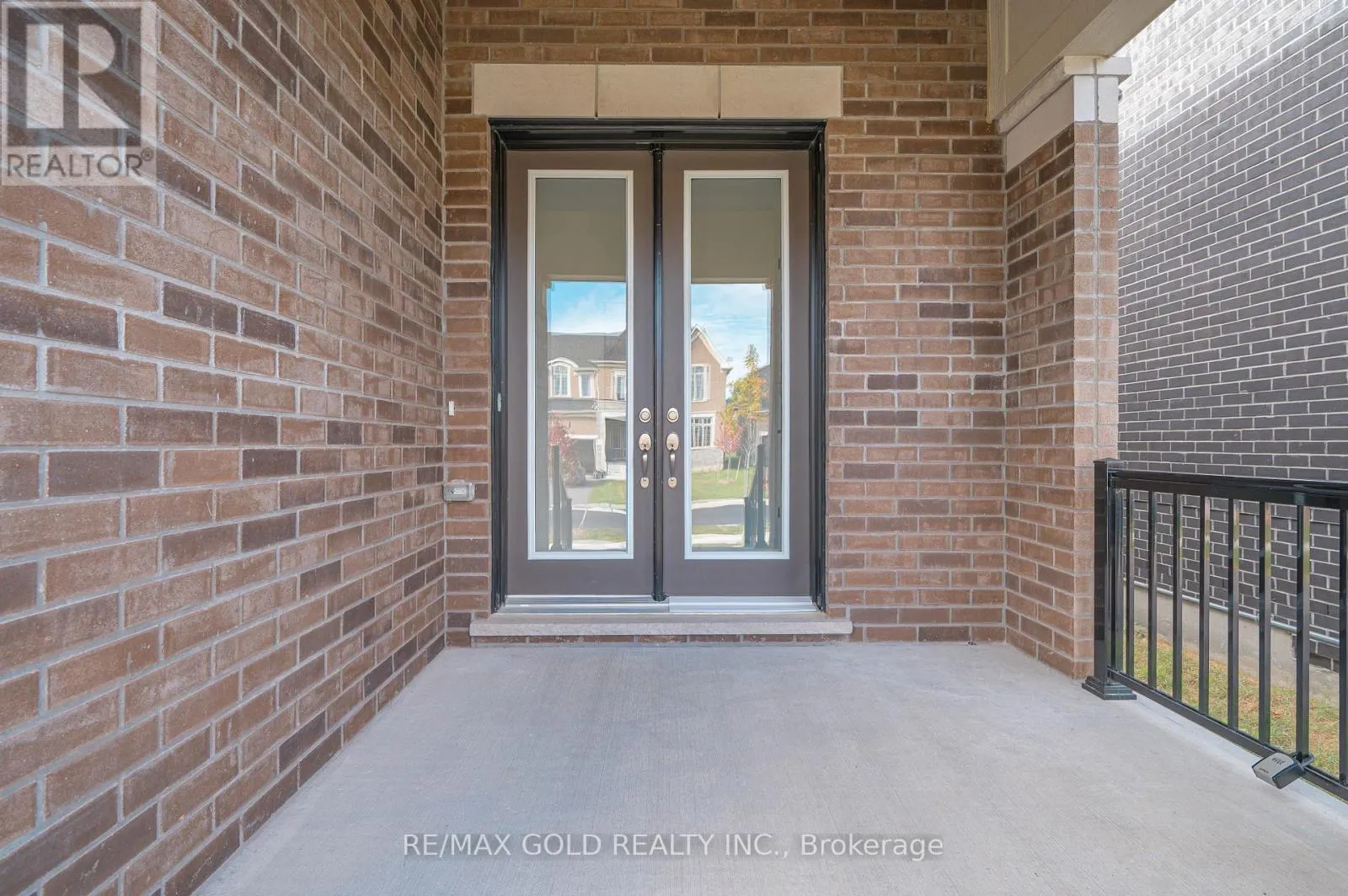 15 SANDHILL CRESCENT