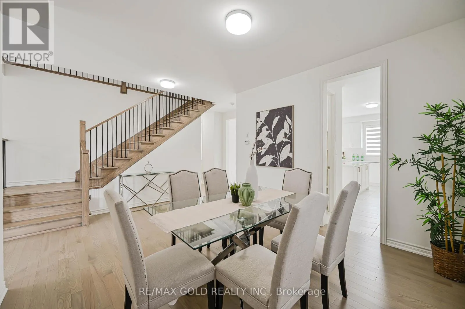 15 SANDHILL CRESCENT