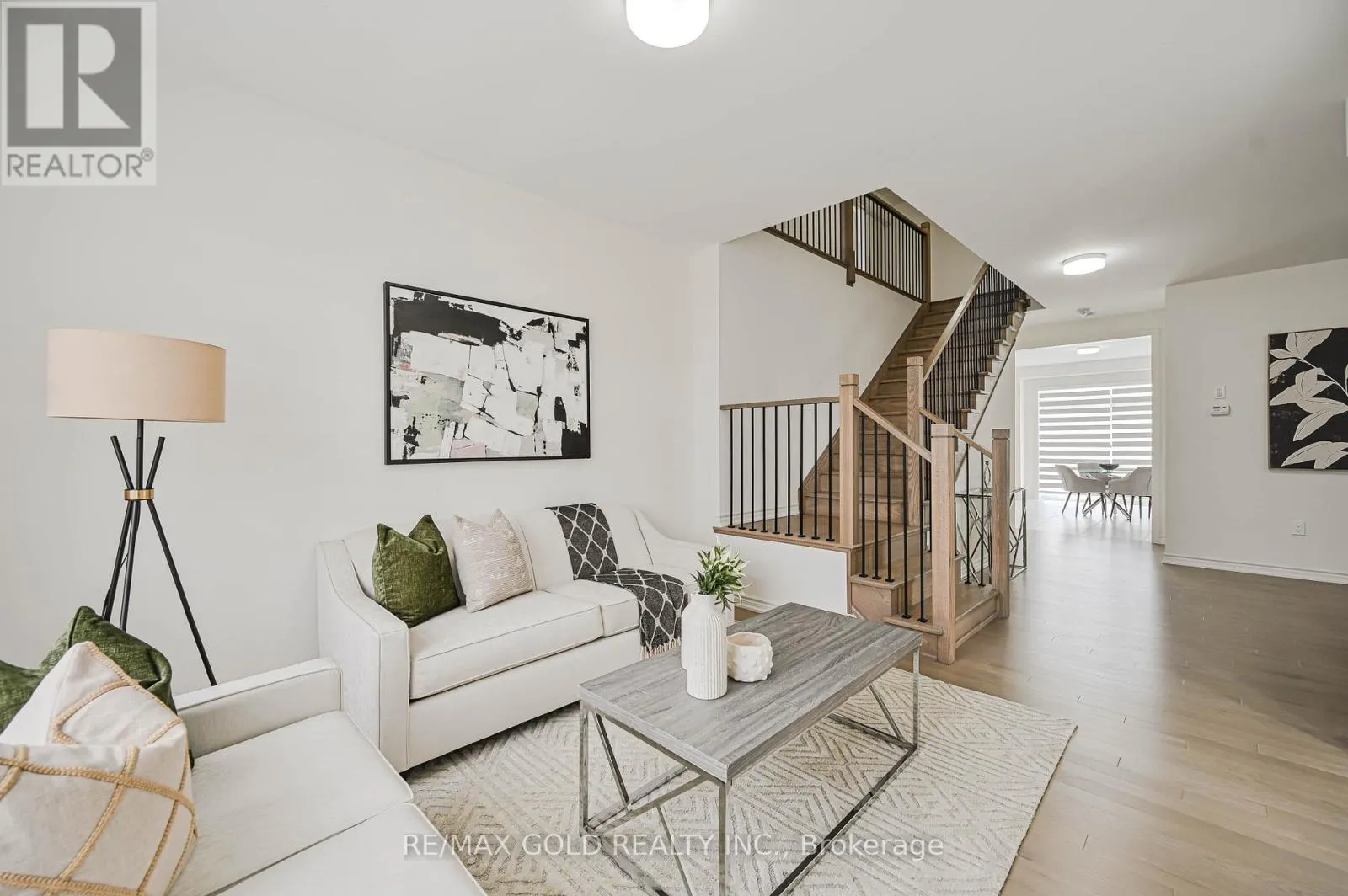 15 SANDHILL CRESCENT
