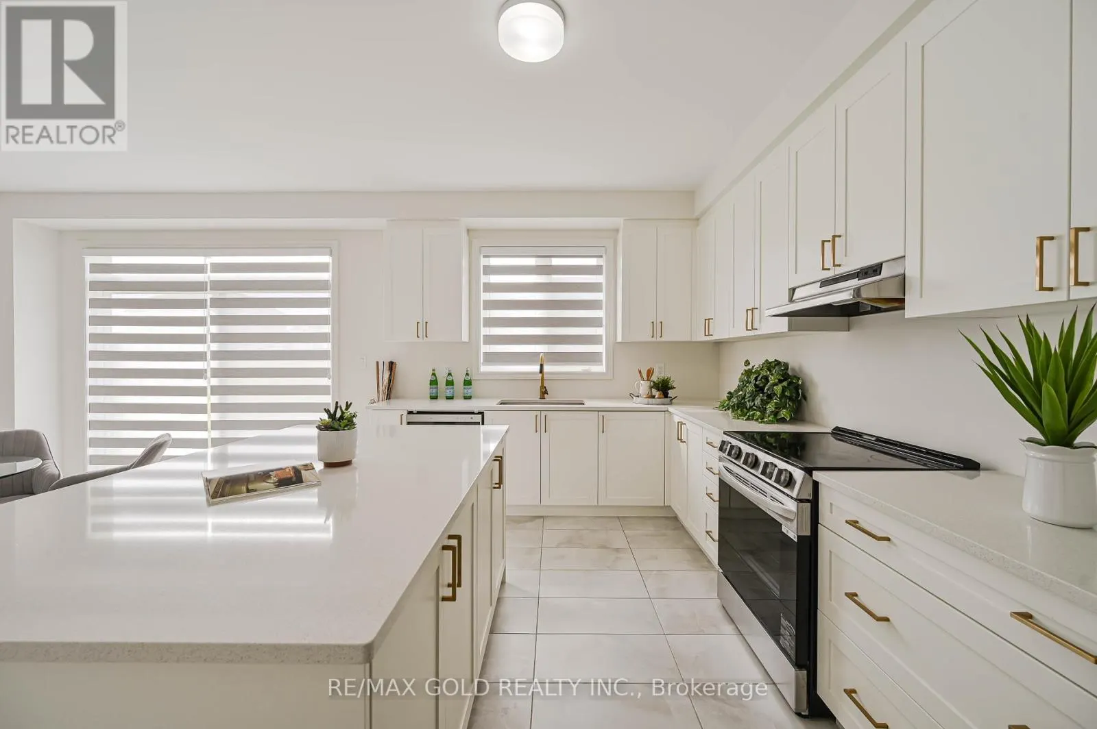 15 SANDHILL CRESCENT