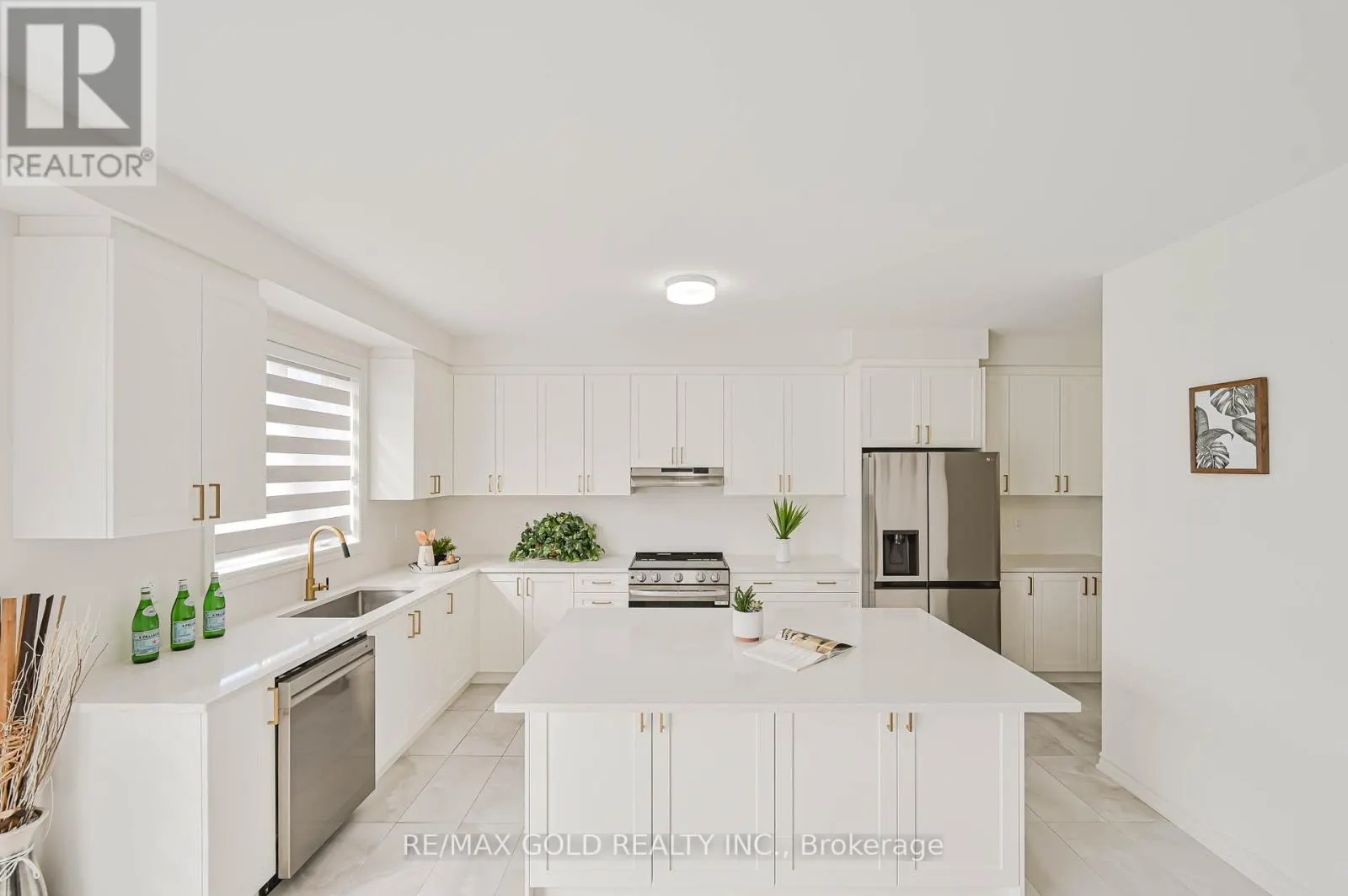 15 SANDHILL CRESCENT