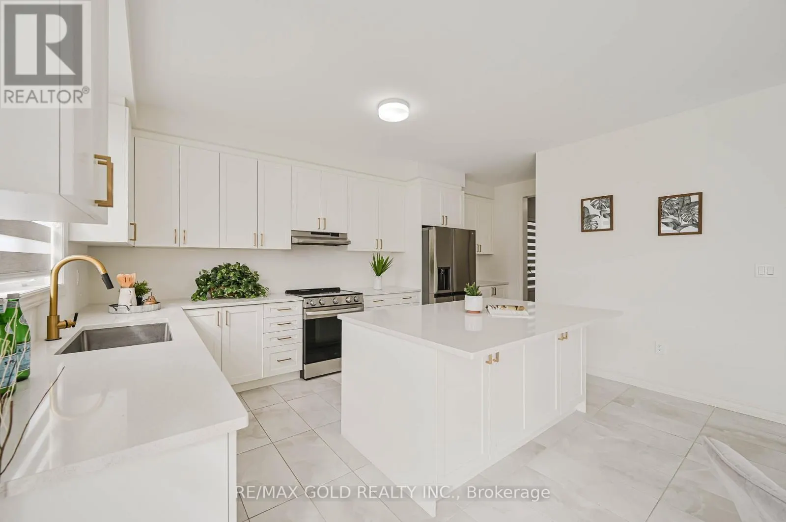 15 SANDHILL CRESCENT