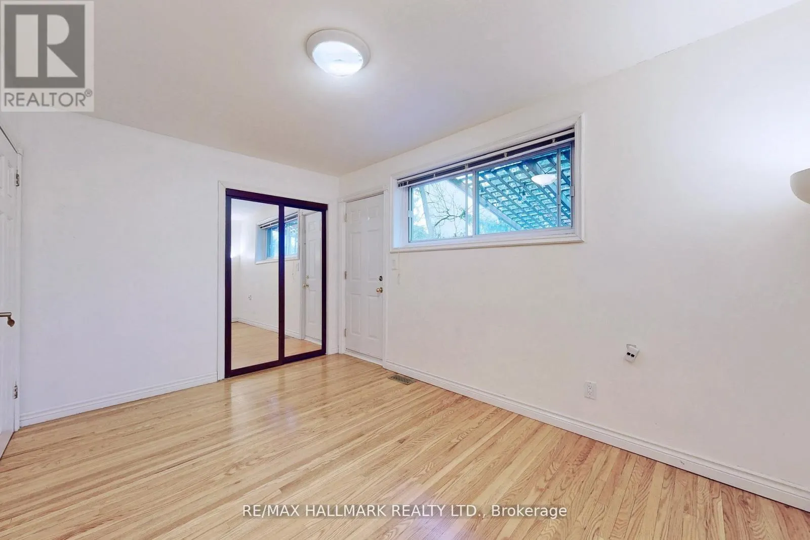 16 KNOWLES CRESCENT
