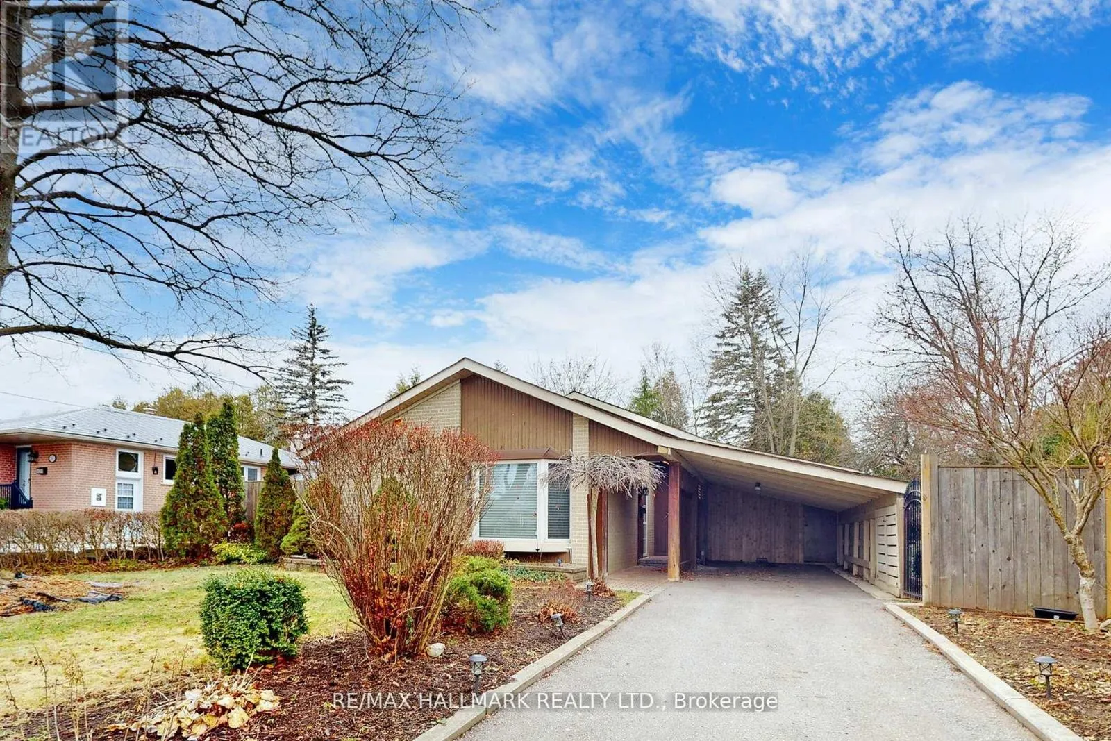 16 KNOWLES CRESCENT