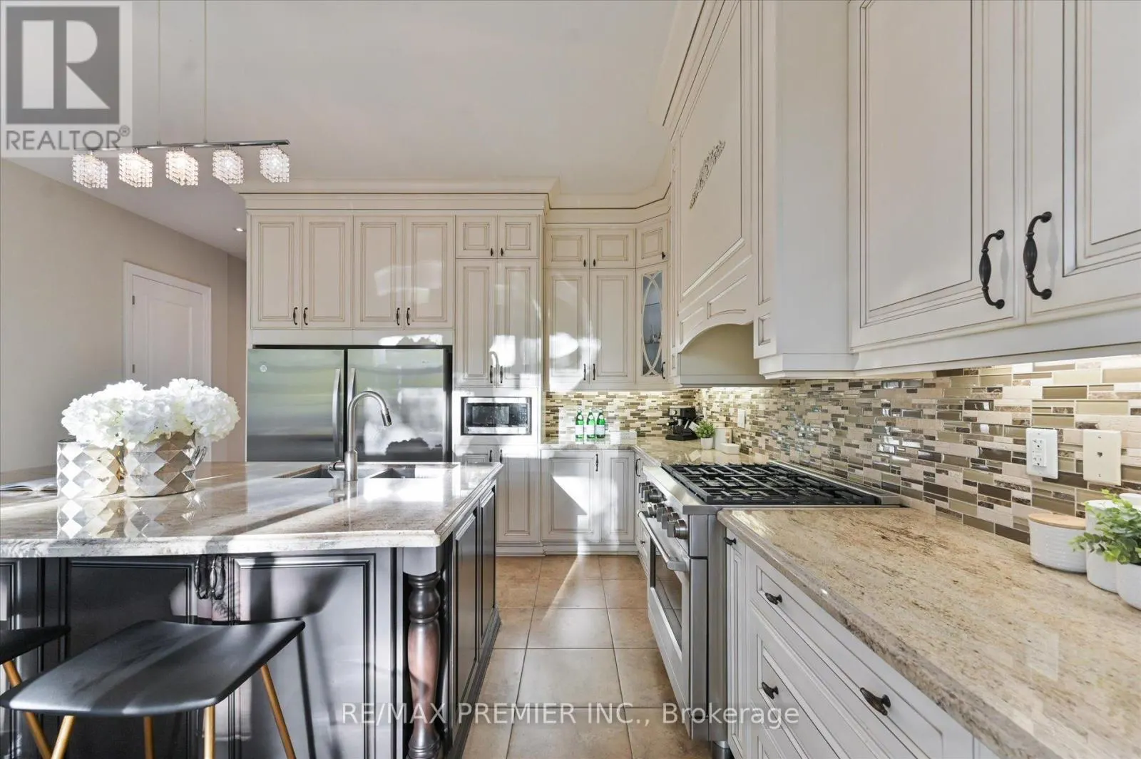64 HEINTZMAN CRESCENT