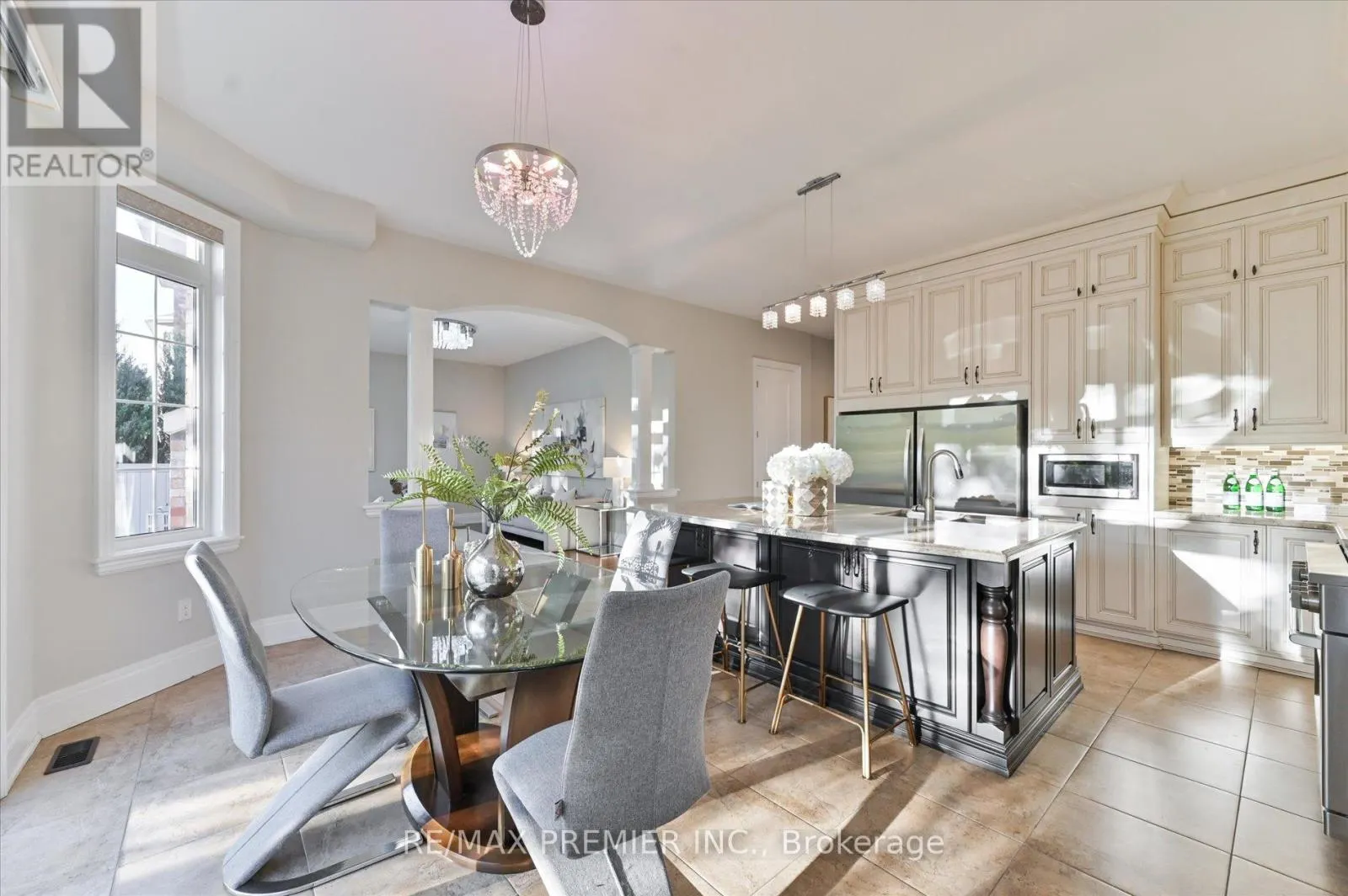 64 HEINTZMAN CRESCENT