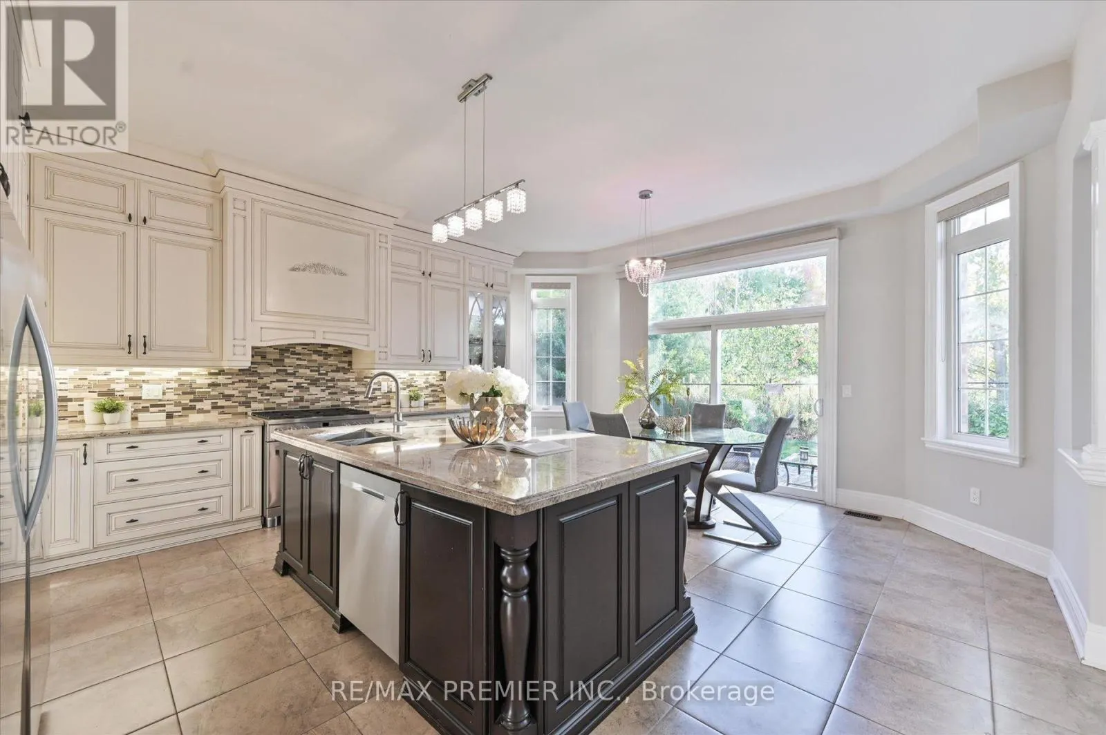 64 HEINTZMAN CRESCENT