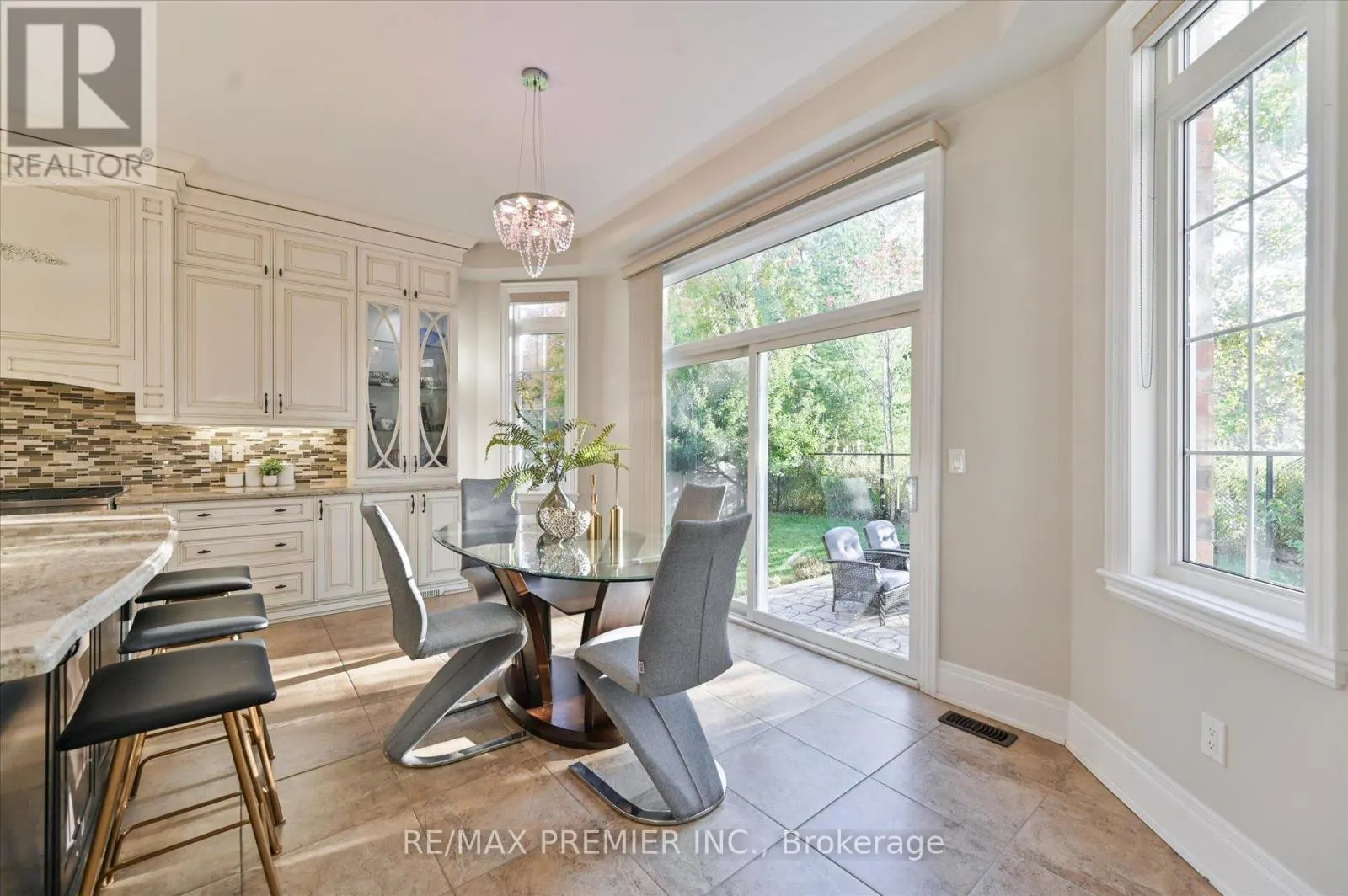 64 HEINTZMAN CRESCENT