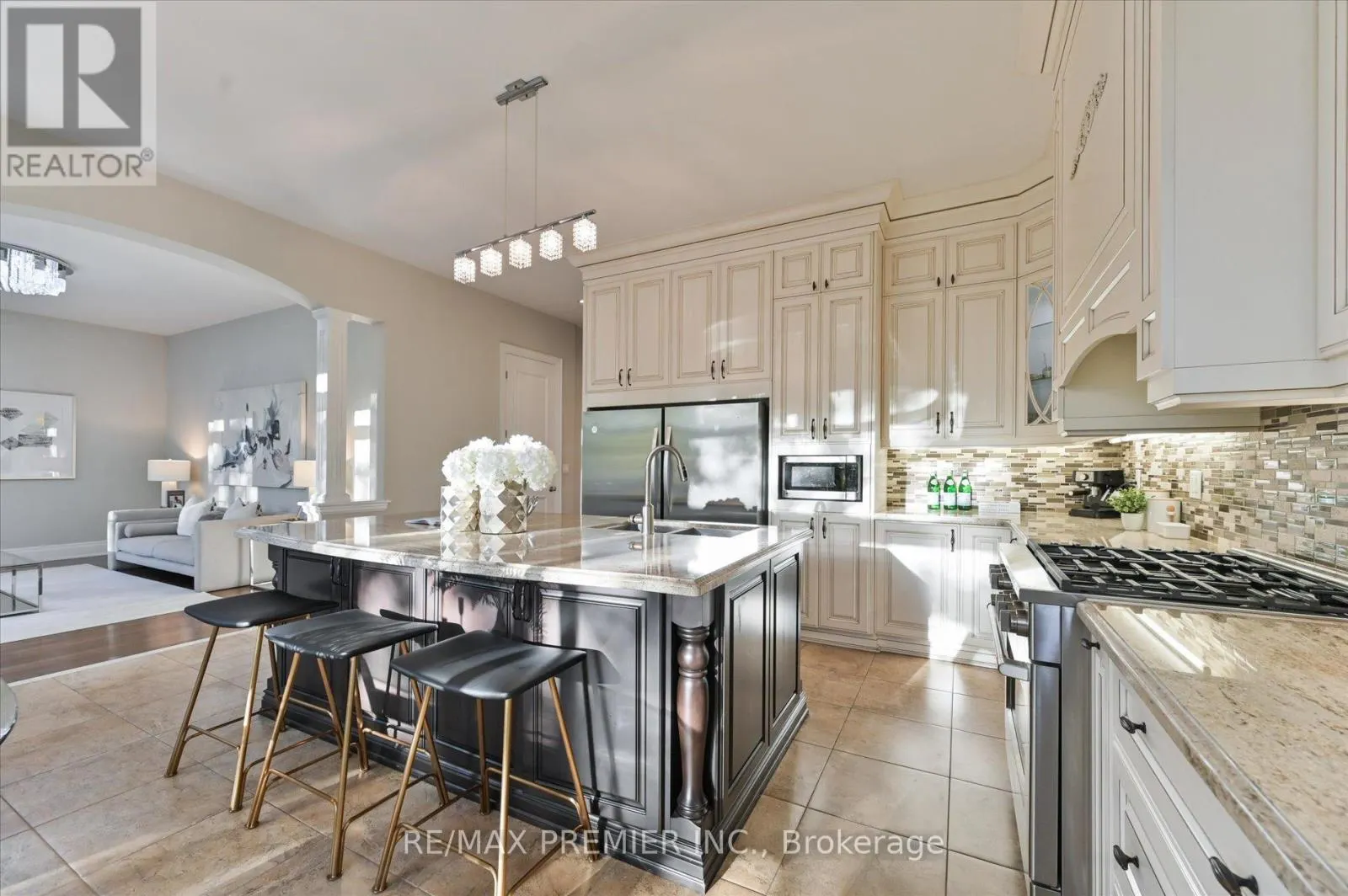 64 HEINTZMAN CRESCENT