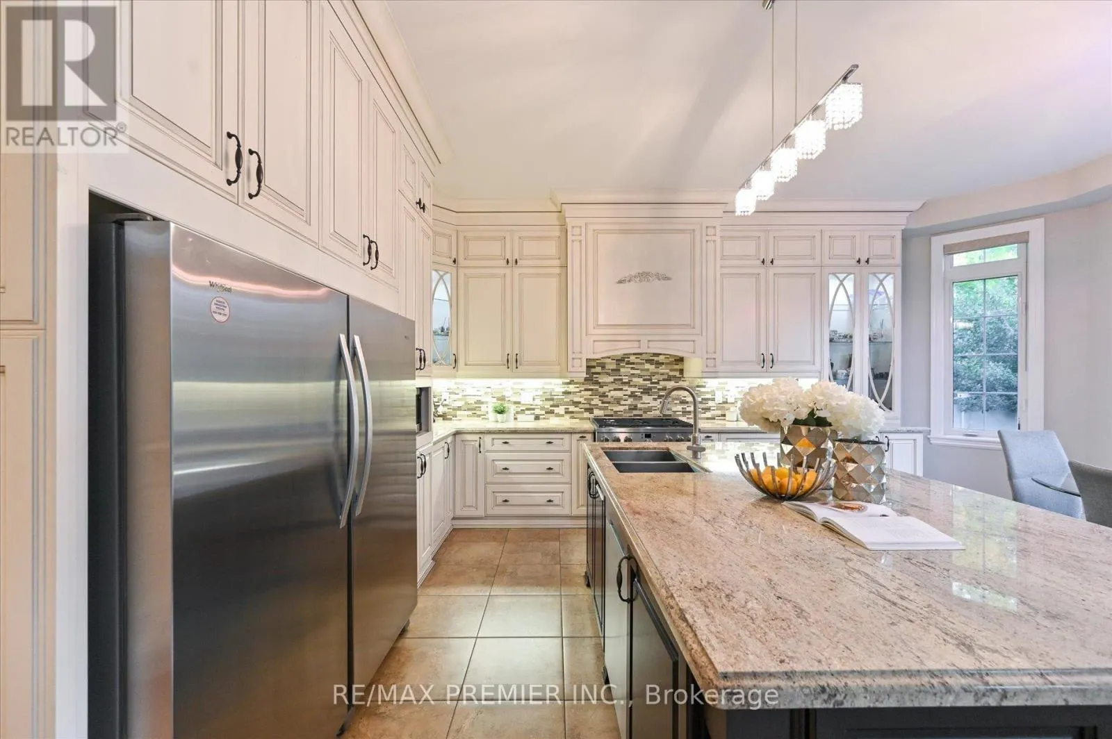 64 HEINTZMAN CRESCENT