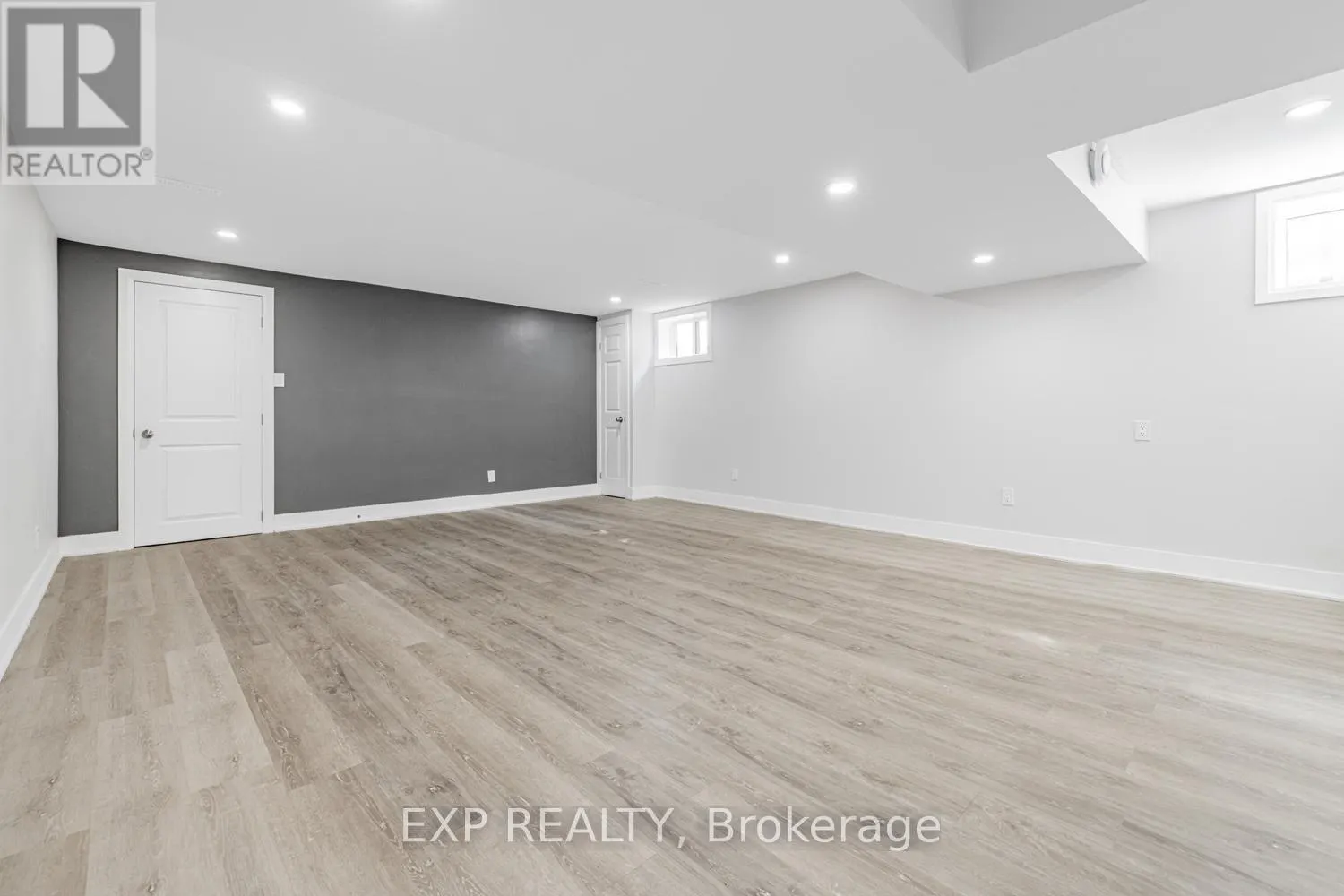 203 CENTRE STREET W