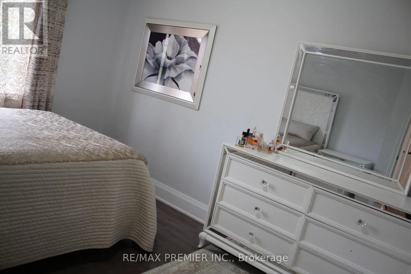 MAIN FL - 262 ISACC MURRAY AVENUE