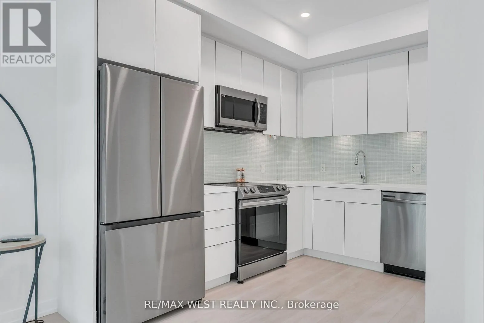 G39 - 415 SEA RAY AVENUE