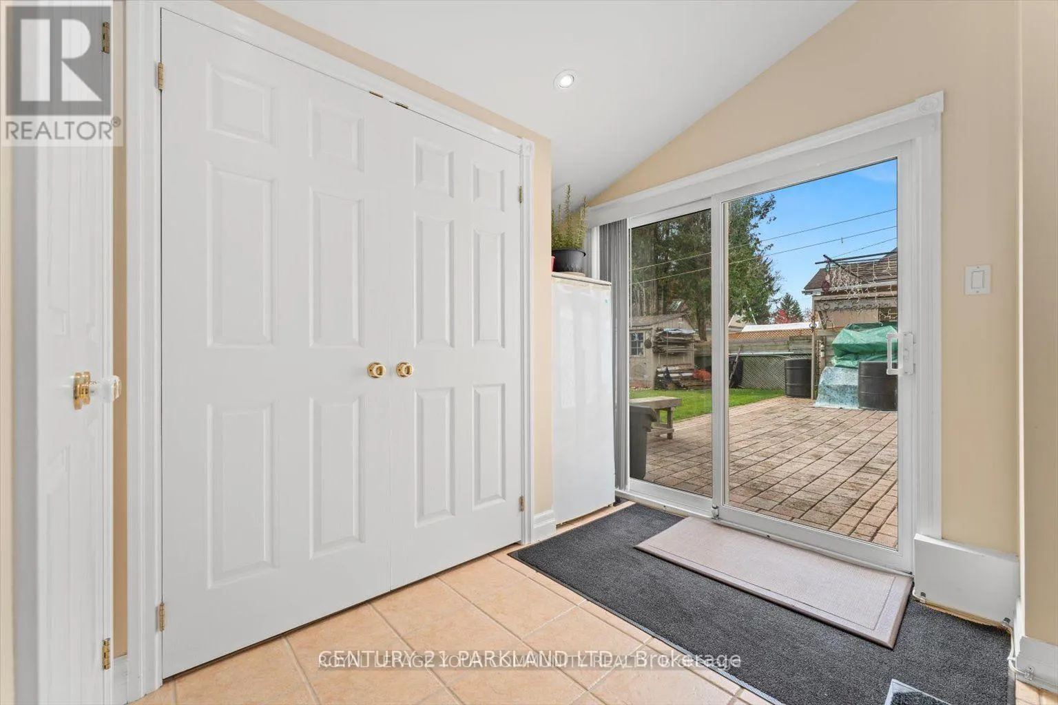 MAIN FLOOR - 315 FORDE CRESCENT