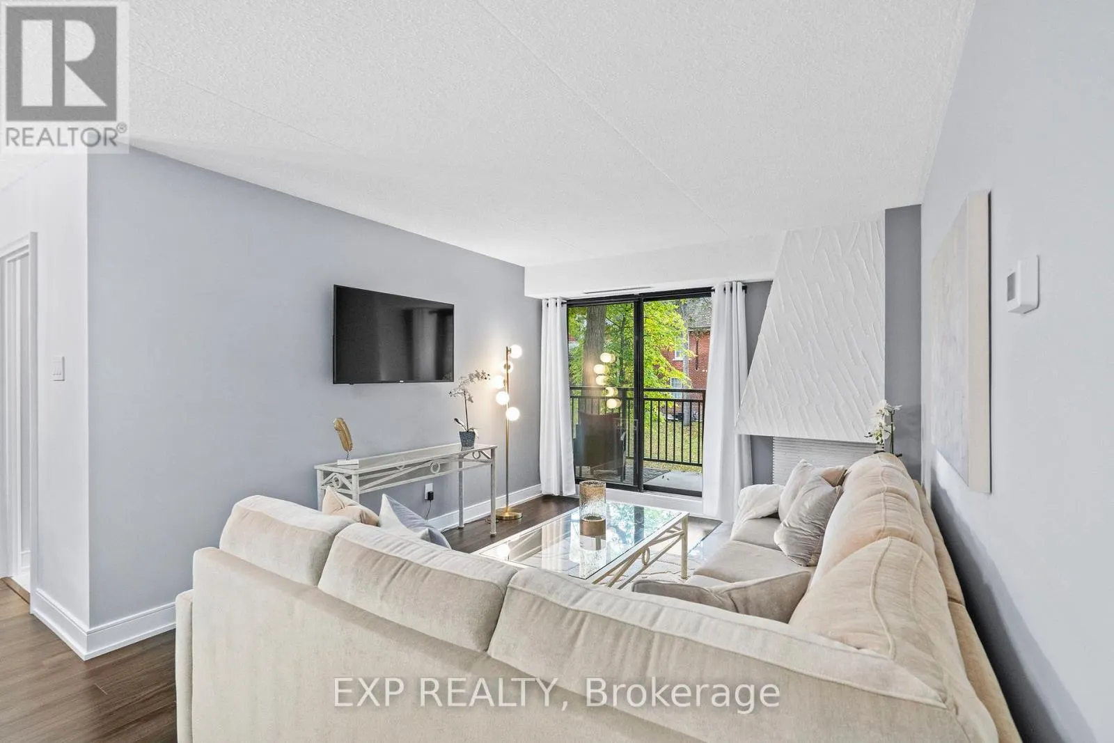 203 - 15390 YONGE STREET