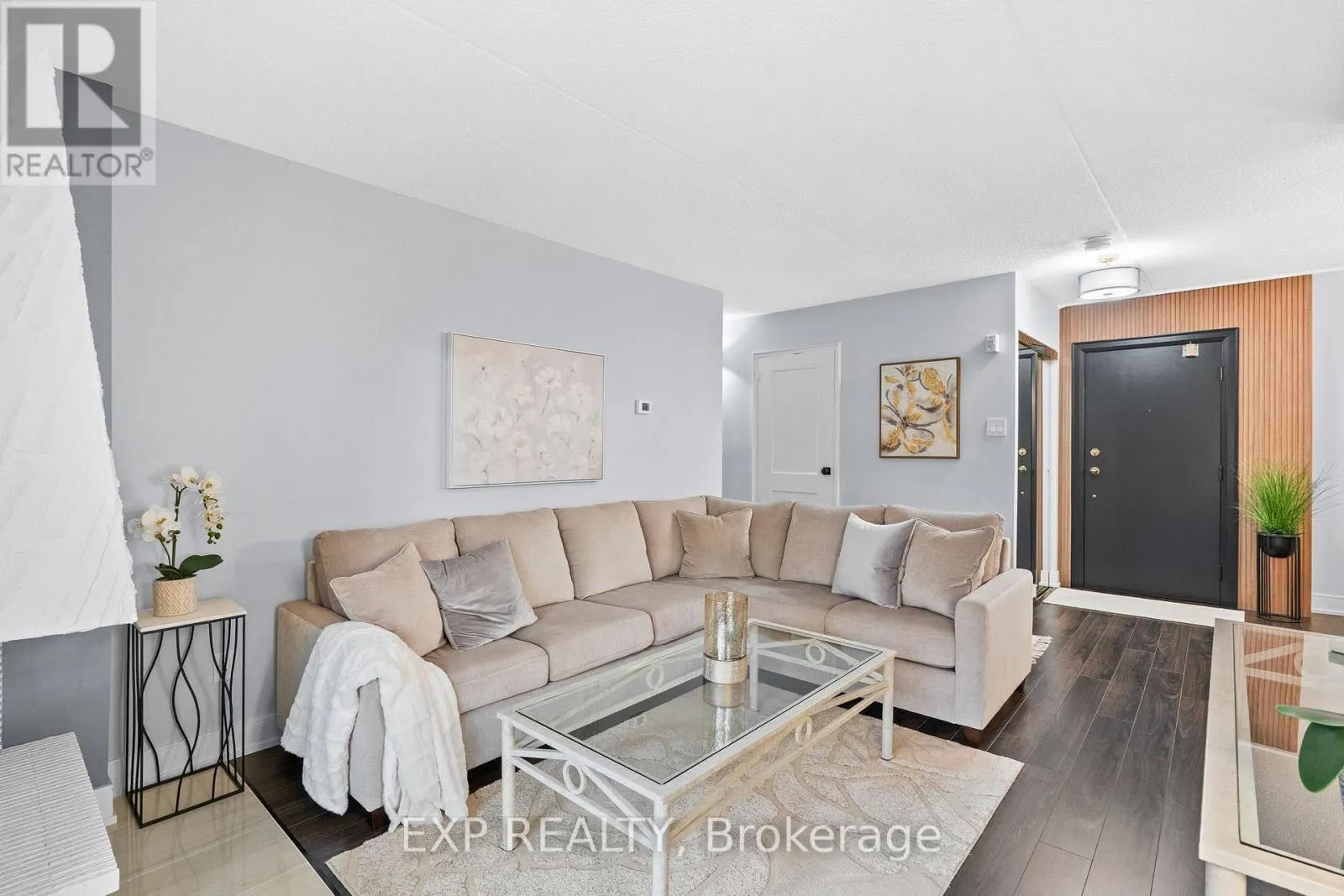 203 - 15390 YONGE STREET