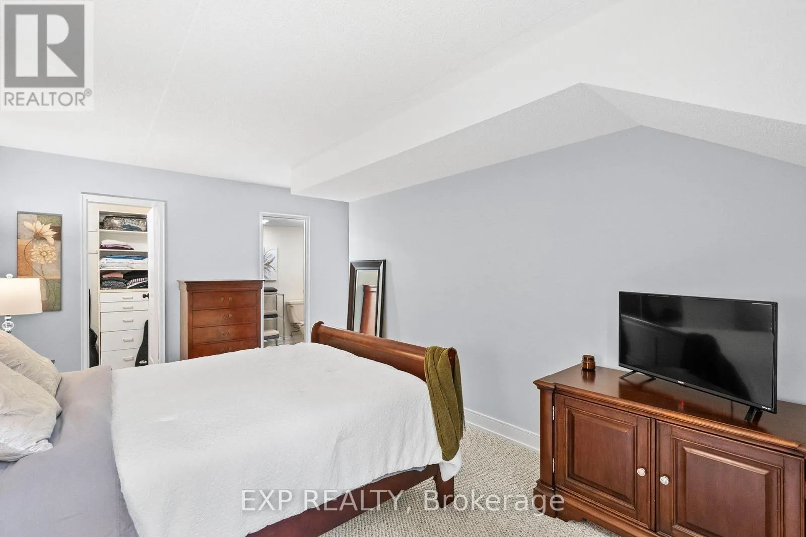 203 - 15390 YONGE STREET