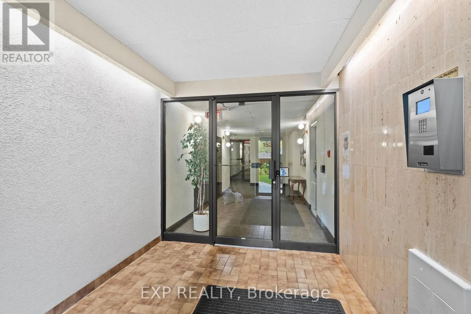 203 - 15390 YONGE STREET