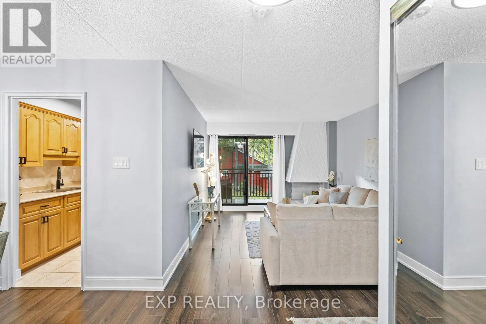 203 - 15390 YONGE STREET