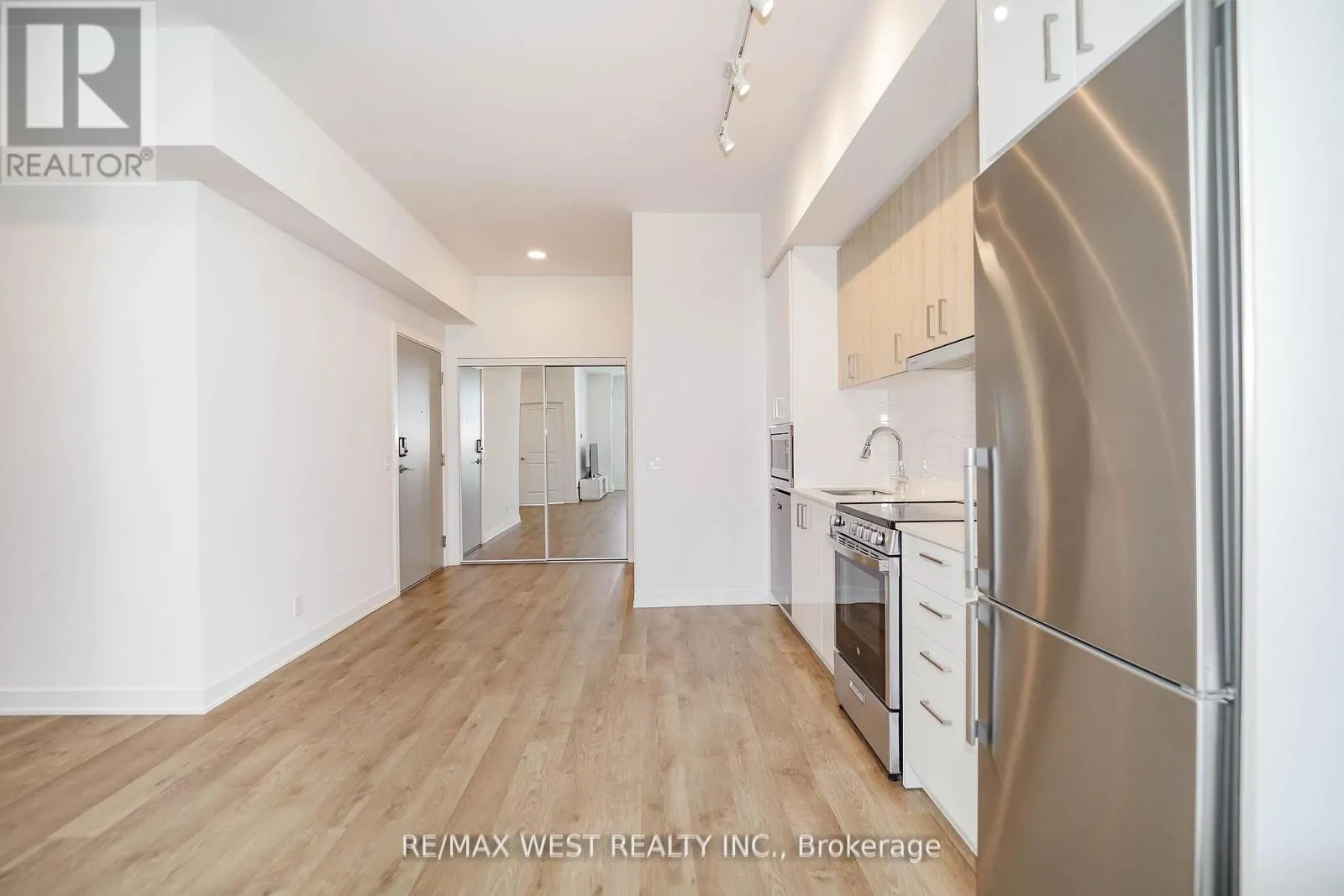 1101 - 50 UPPER MALL WAY