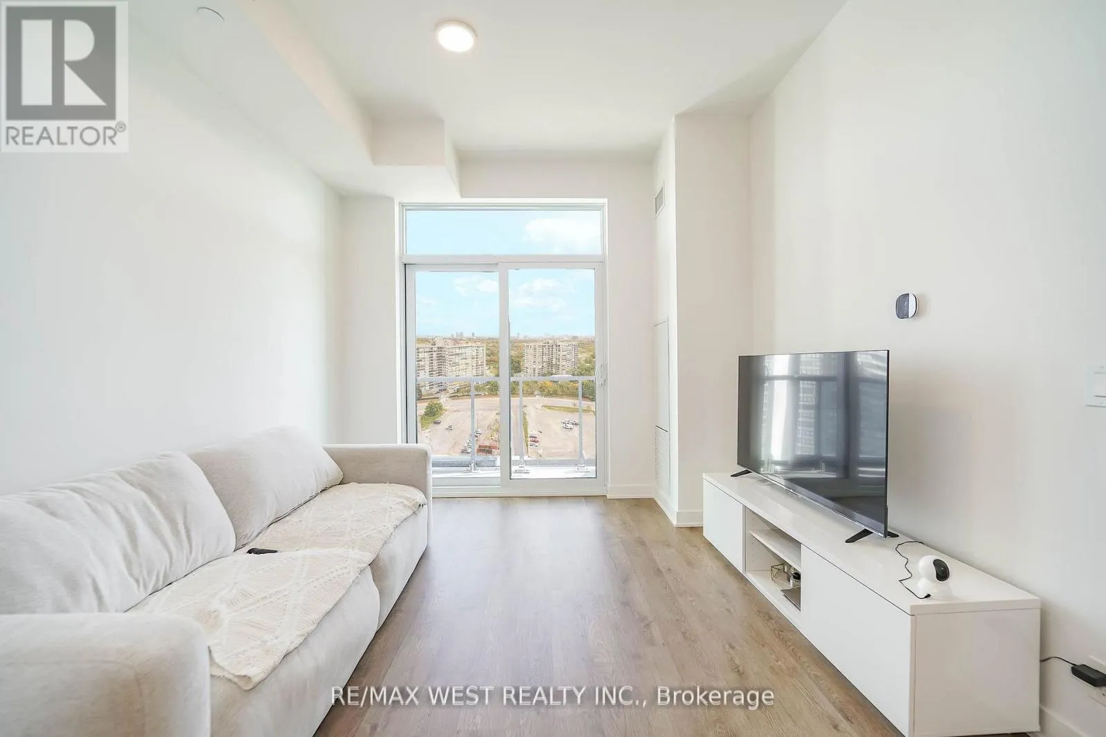 1101 - 50 UPPER MALL WAY