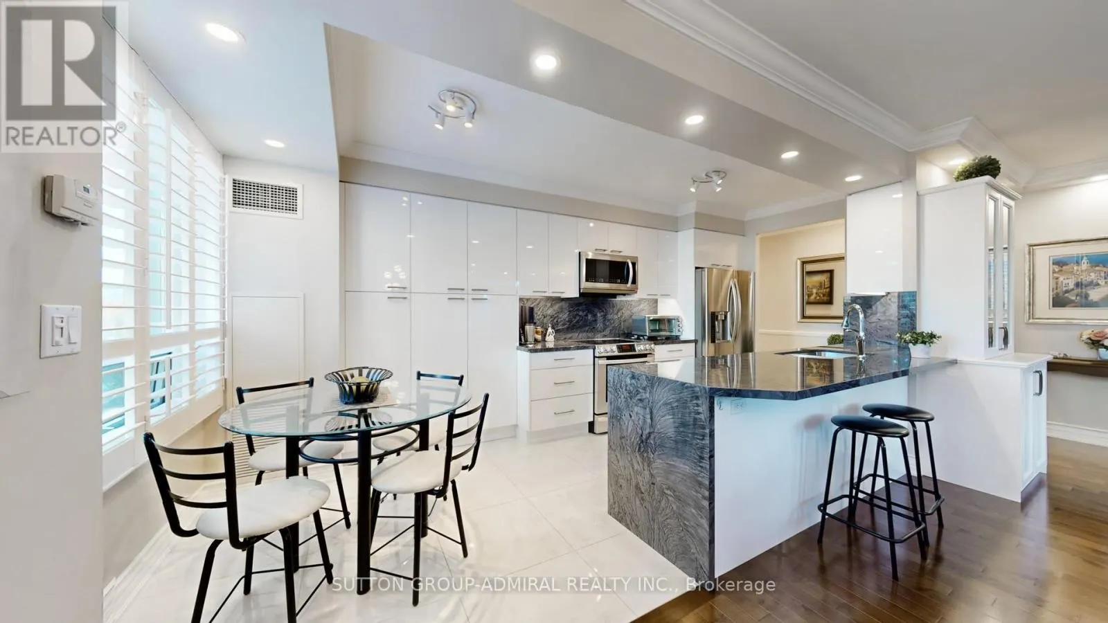206 - 100 PROMENADE CIRCLE
