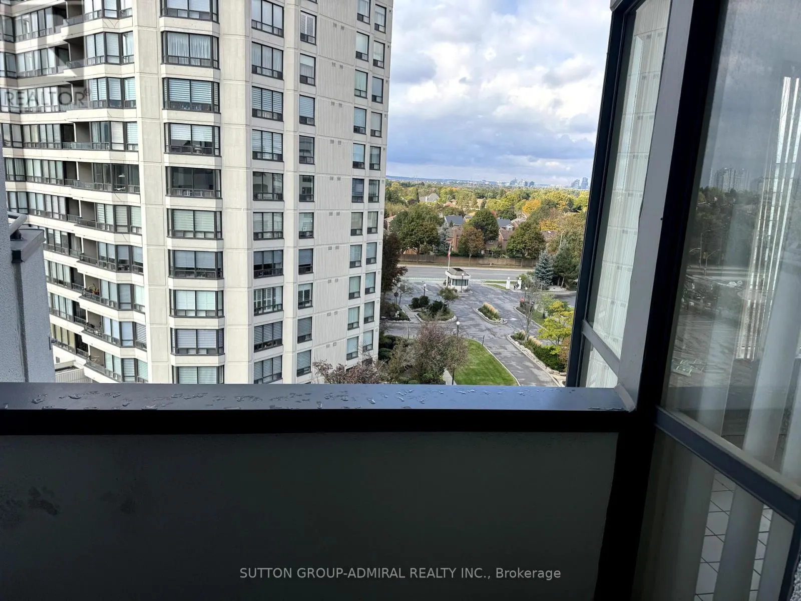 711 - 333 CLARK AVENUE W