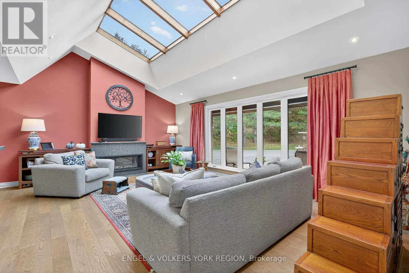 90 DEARBOURNE AVENUE