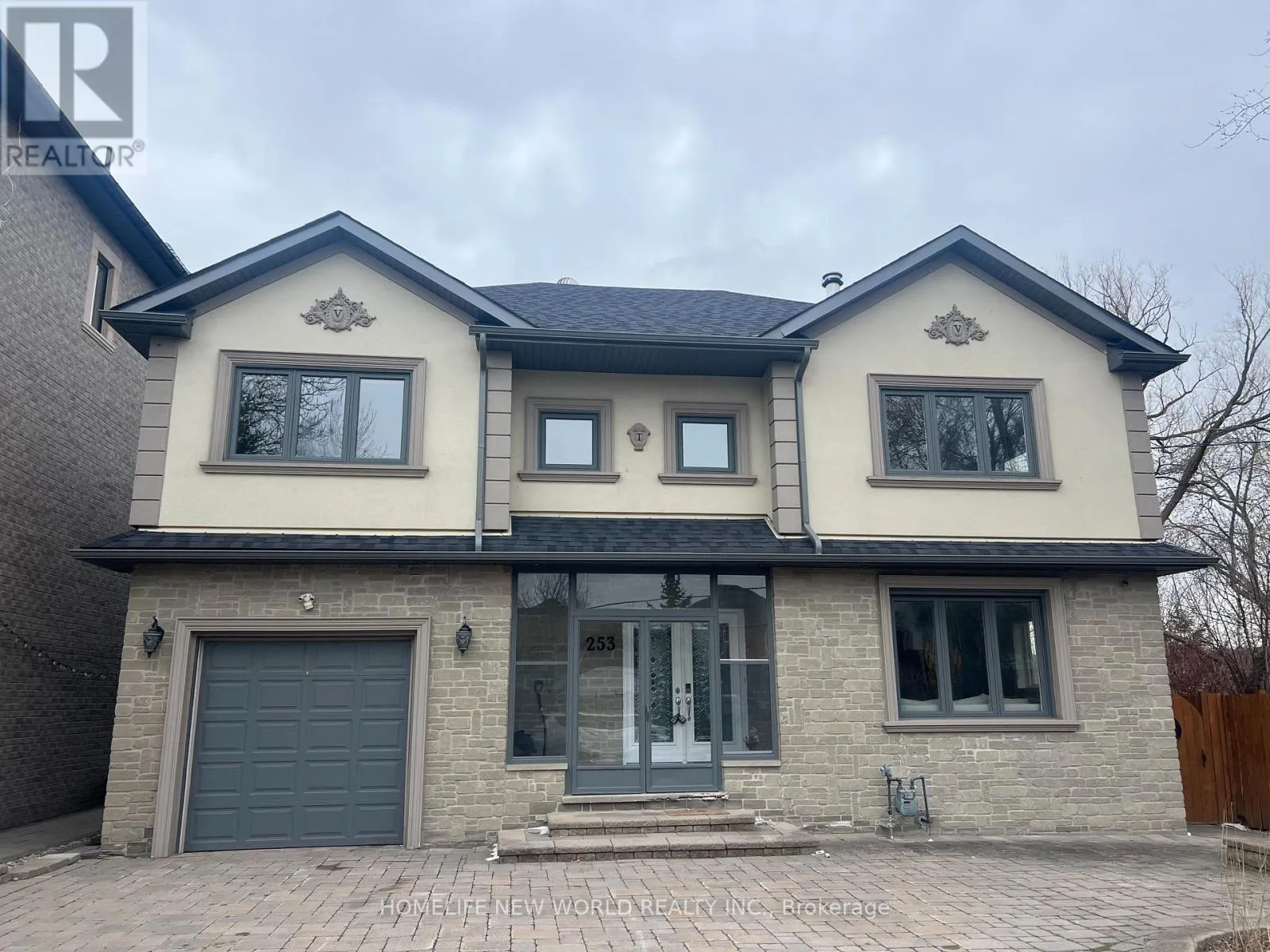 253 LAKELAND CRESCENT