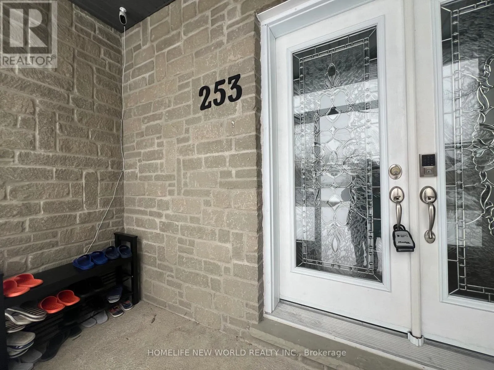 253 LAKELAND CRESCENT