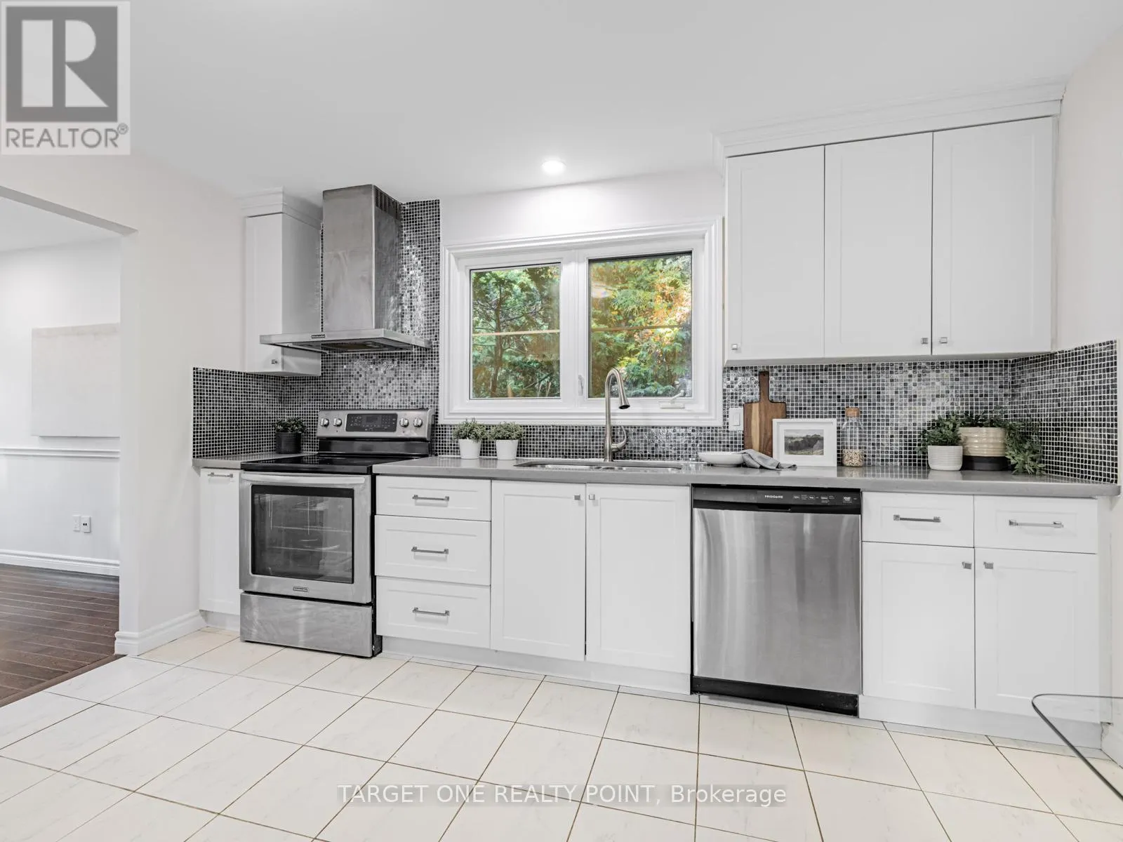 93 MAYVERN CRESCENT