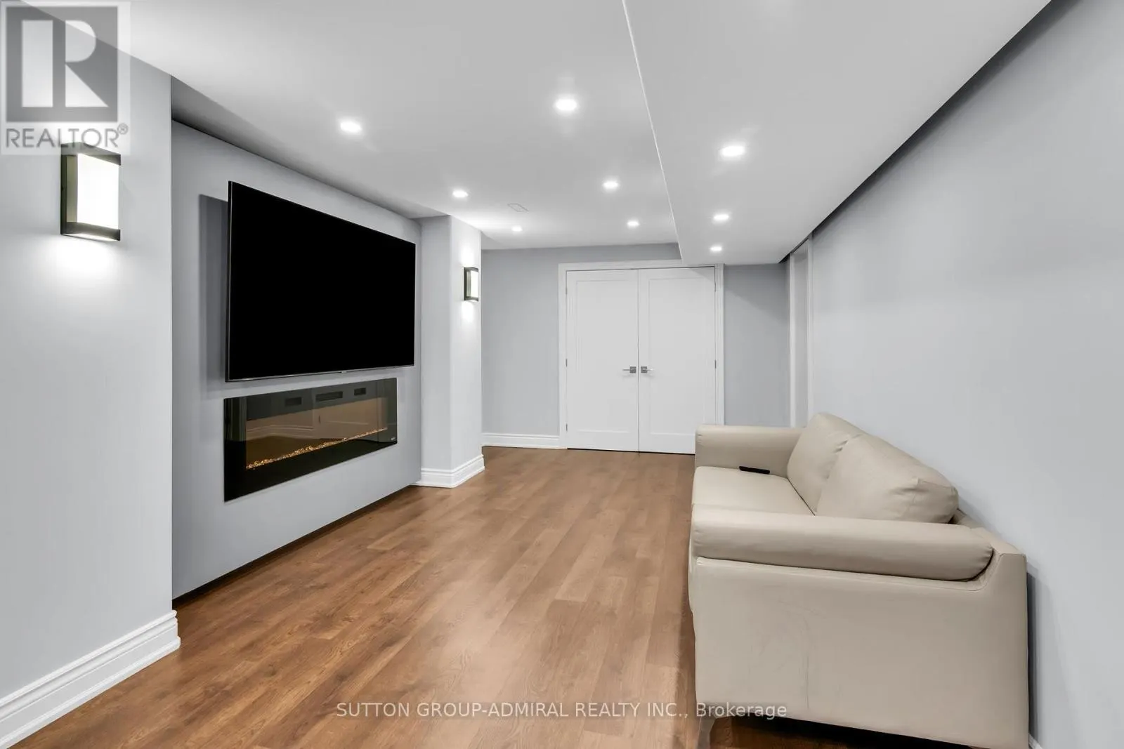 25 GRENADIER CRESCENT